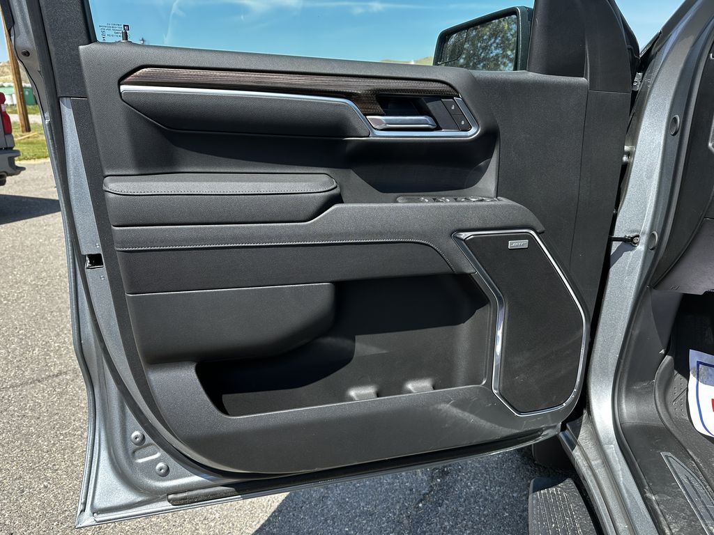 2025 Chevrolet Silverado 1500 RST photo 9