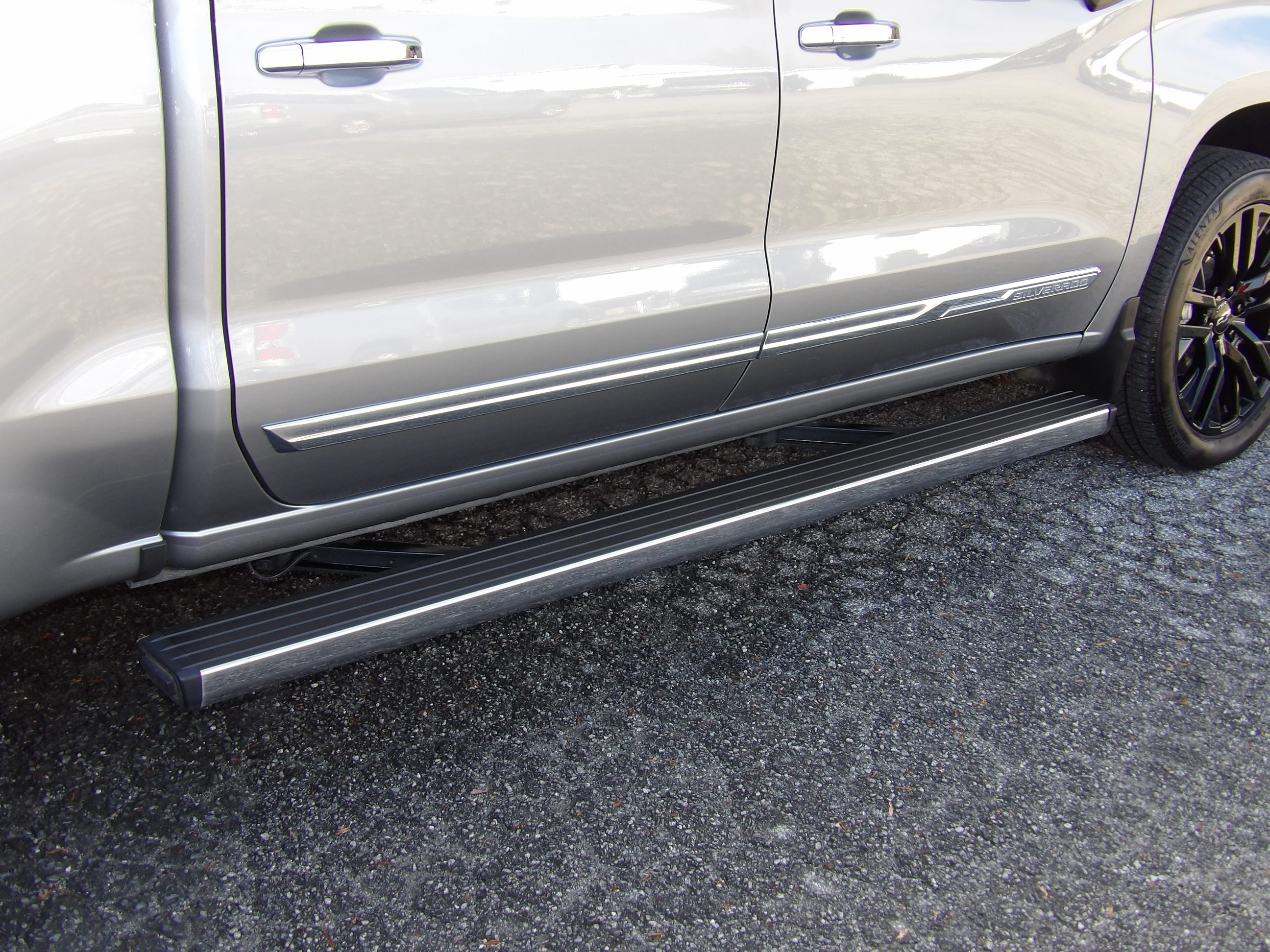 2025 Chevrolet Silverado 1500 High Country photo 2