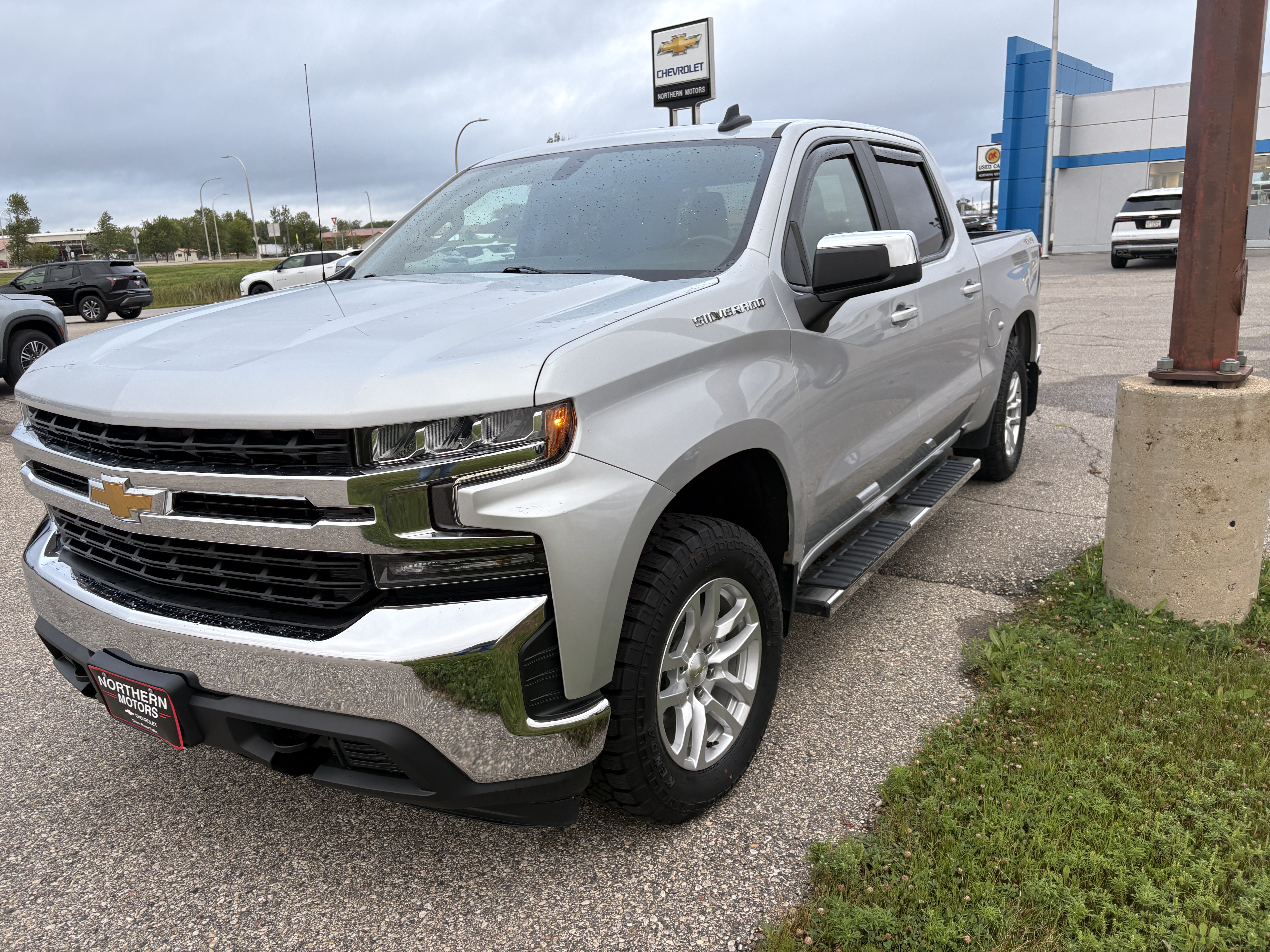 Used 2021 Chevrolet Silverado 1500 LT with VIN 1GCUYDED8MZ133698 for sale in Thief River Falls, Minnesota