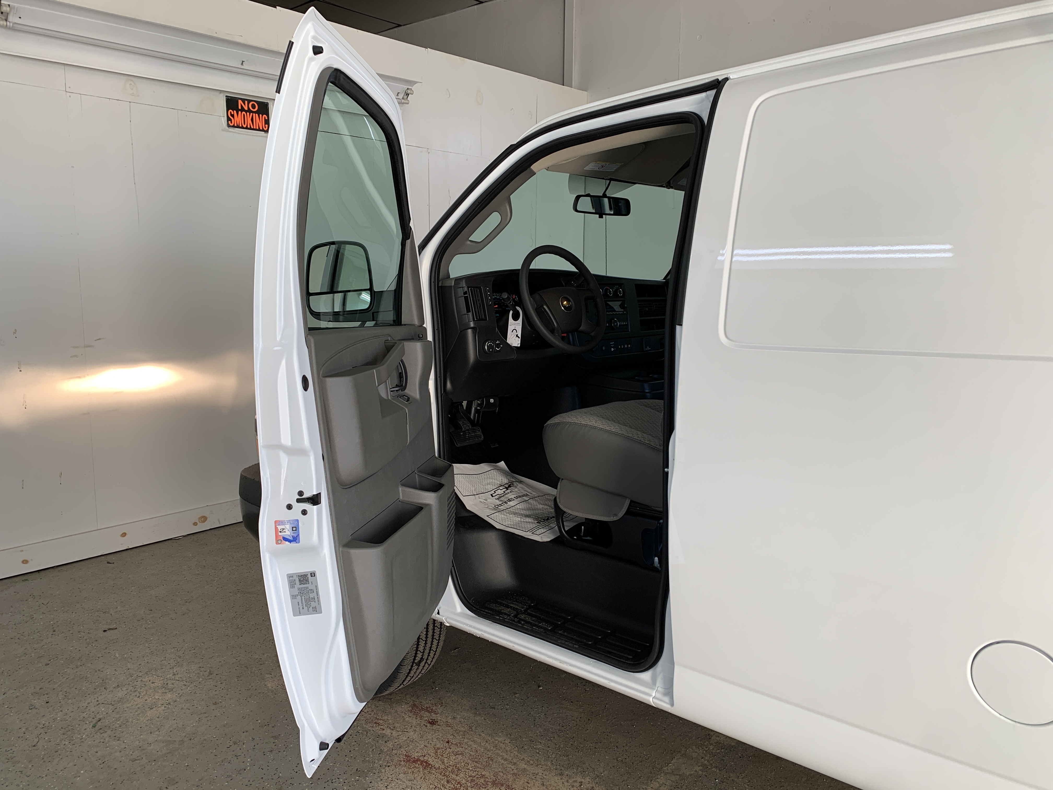 2025 Chevrolet Express Cargo Work Van - Photo 10
