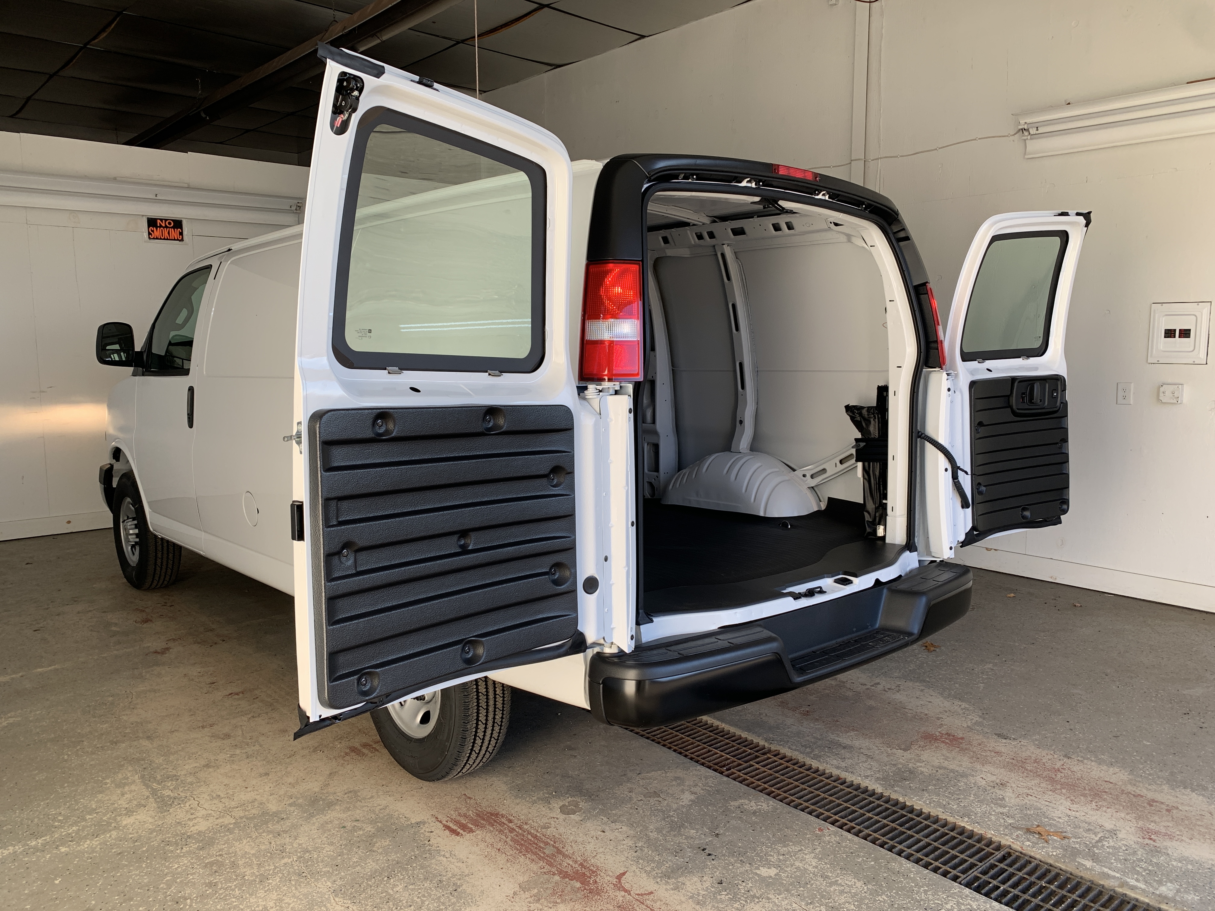 2025 Chevrolet Express Cargo Work Van - Photo 41