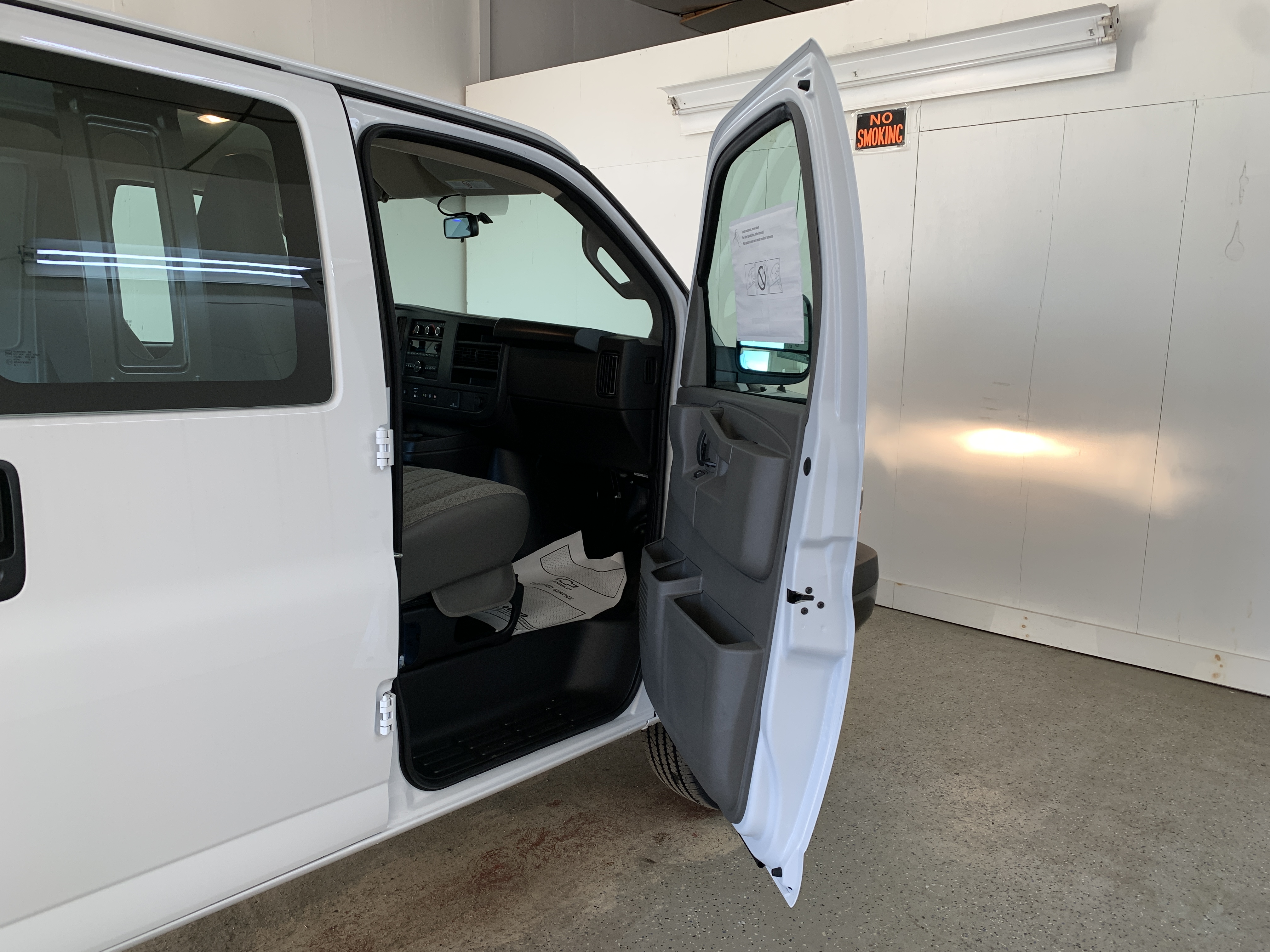 2025 Chevrolet Express Cargo Work Van - Photo 27