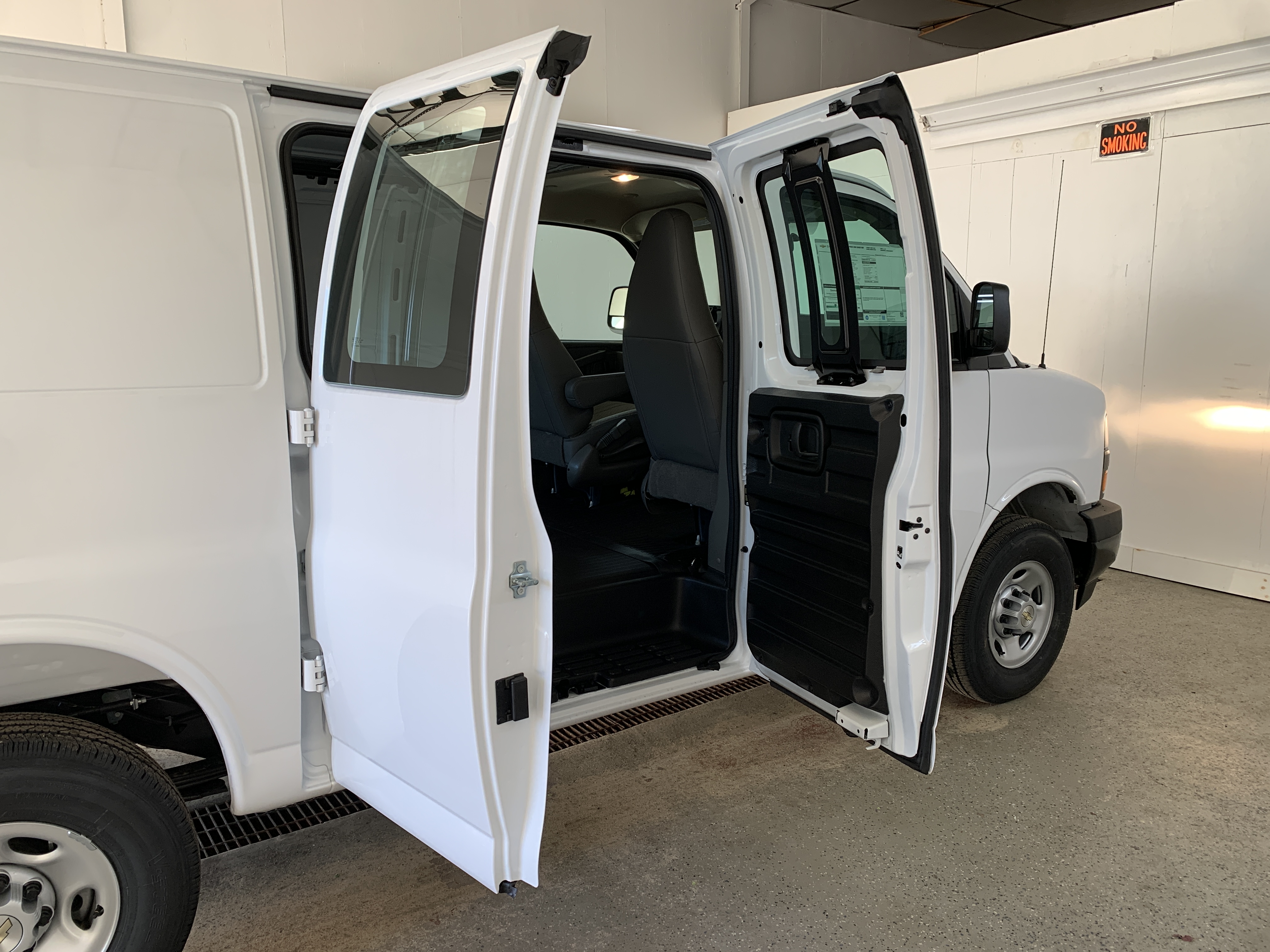 2025 Chevrolet Express Cargo Work Van - Photo 32