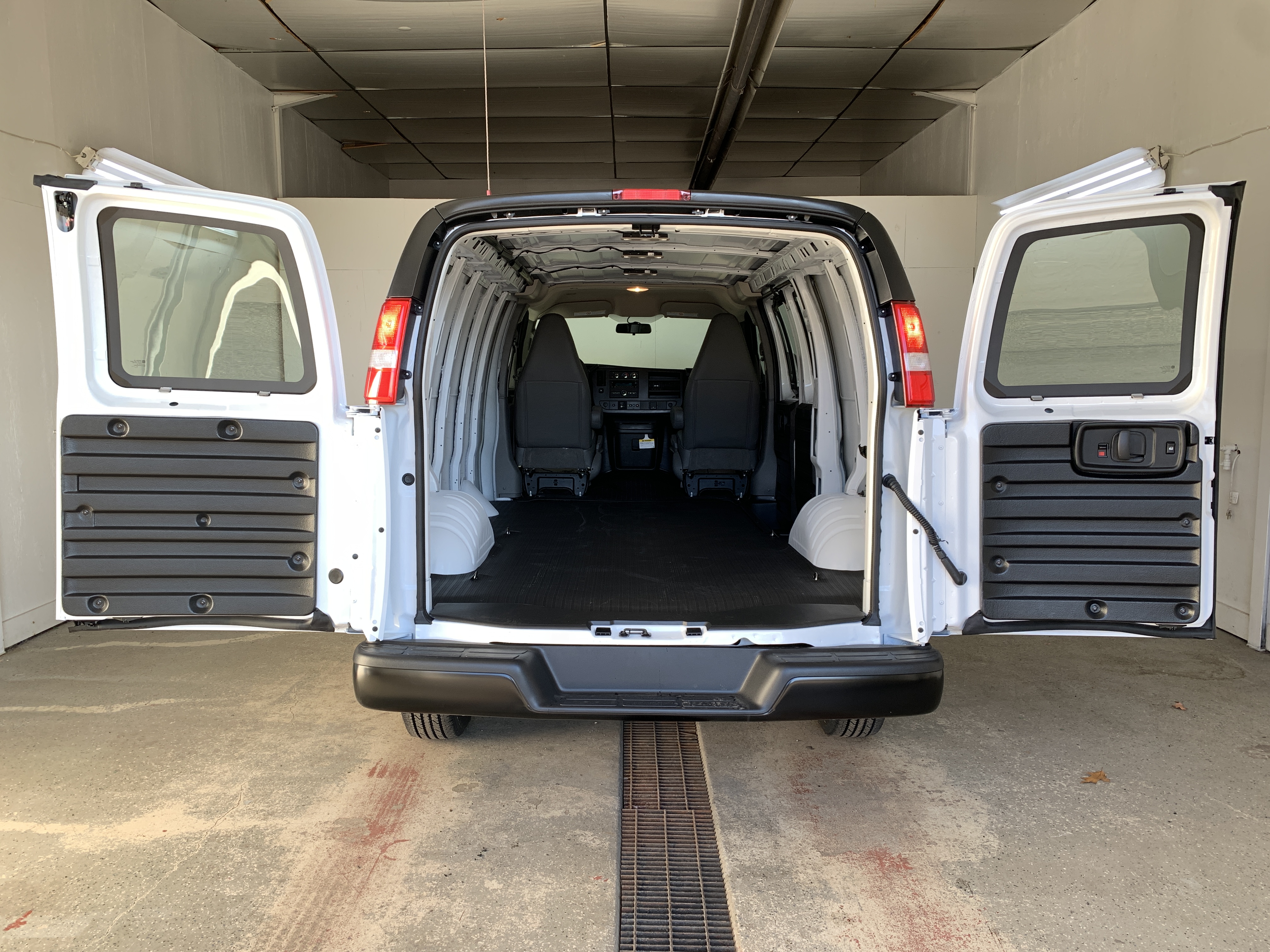 2025 Chevrolet Express Cargo Work Van - Photo 40