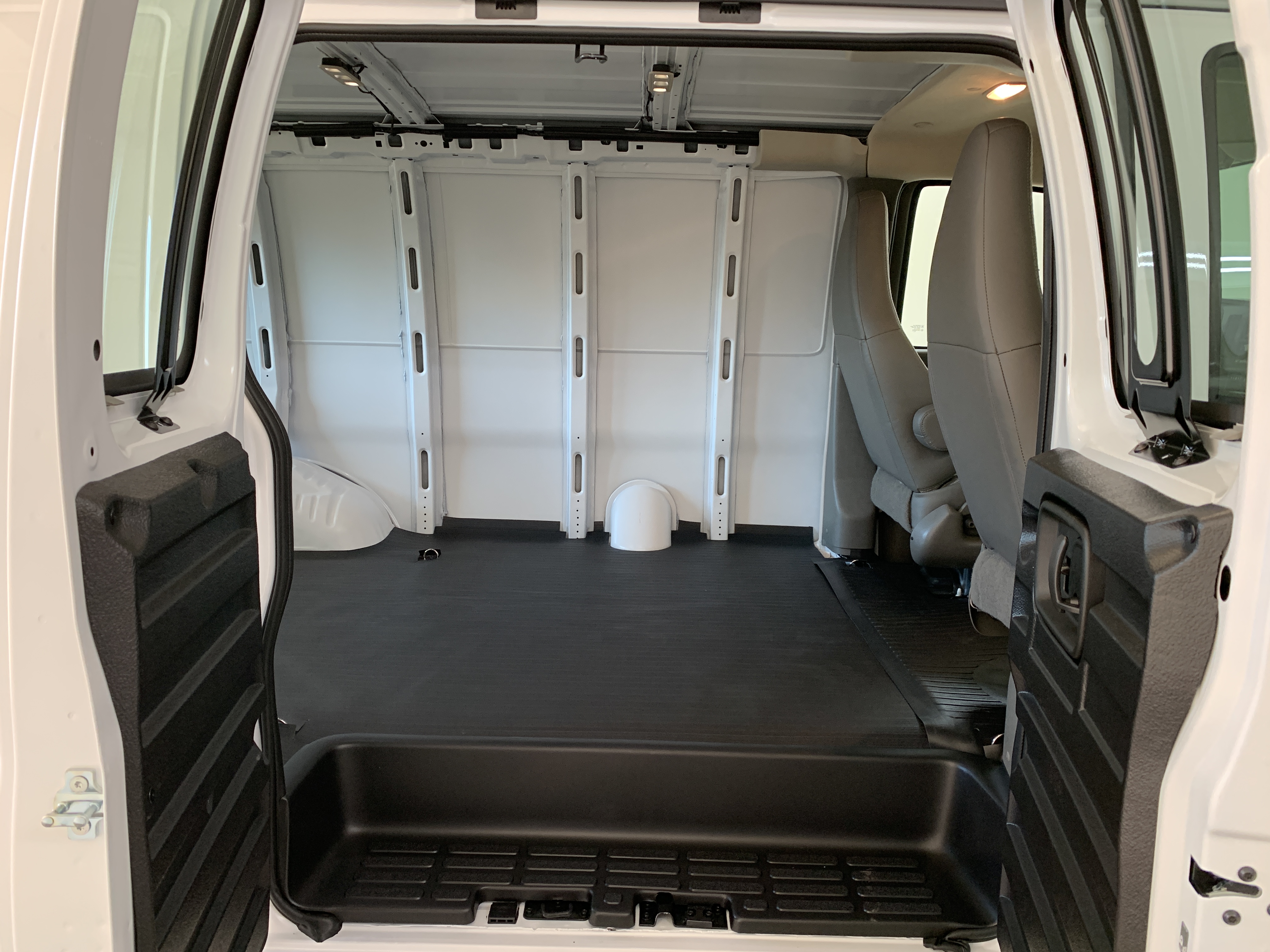 2025 Chevrolet Express Cargo Work Van - Photo 33
