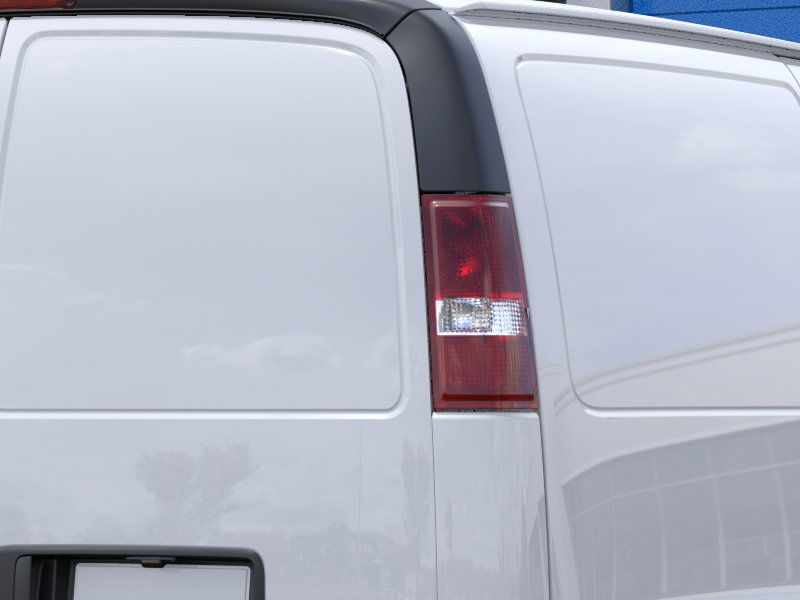 New 2025 Summit White Chevrolet 1WT image 34