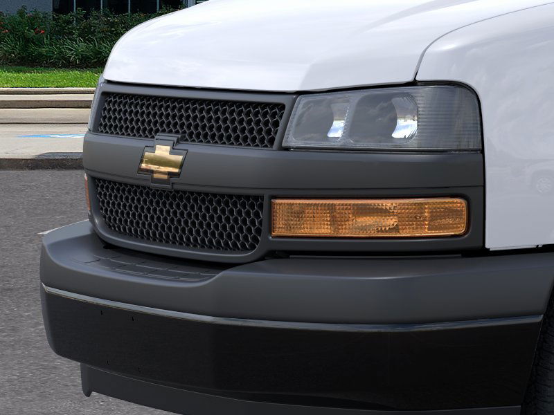 New 2025 Summit White Chevrolet WT image 37