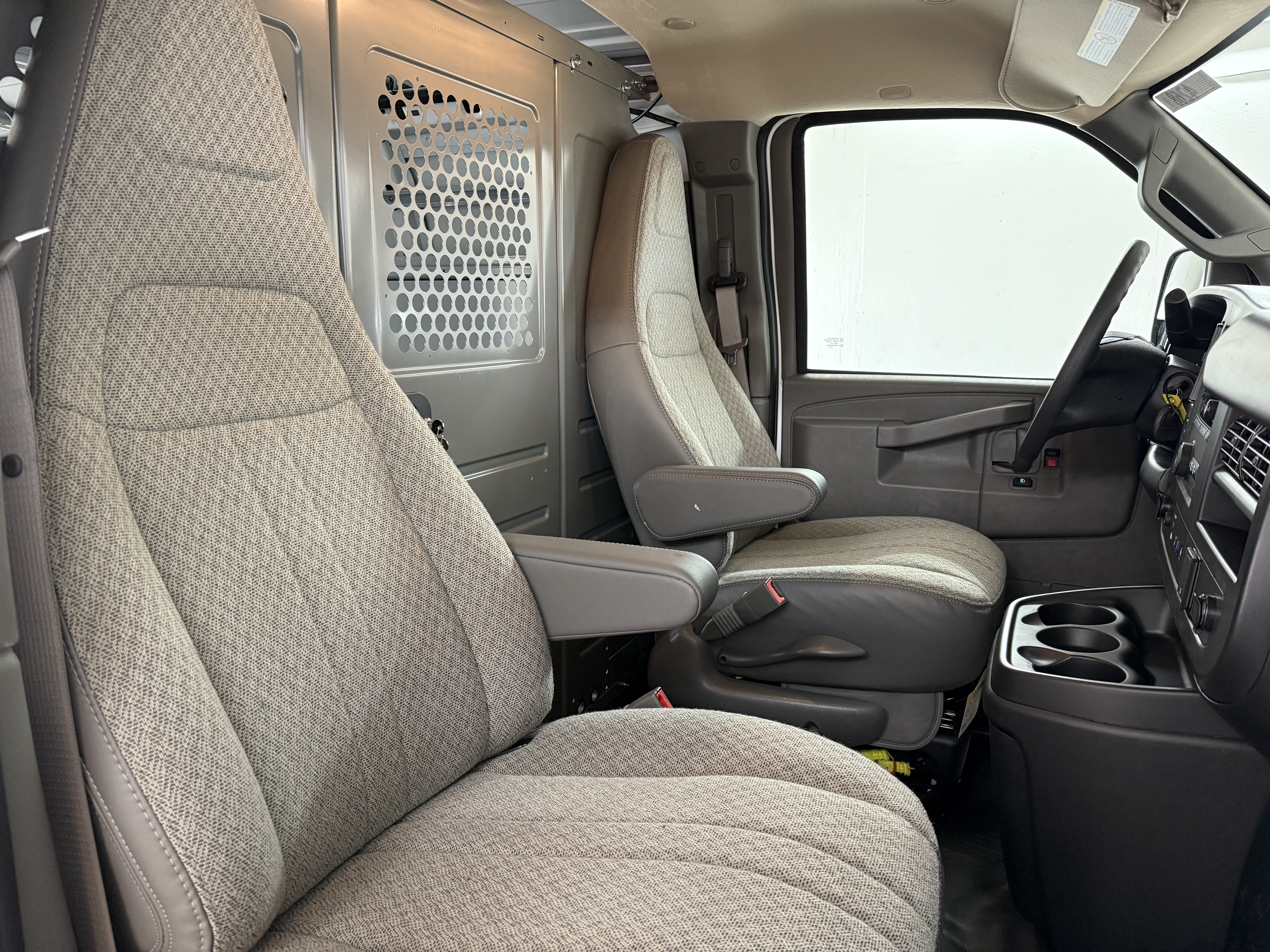 2025 Chevrolet Express Cargo Work Van - Photo 27