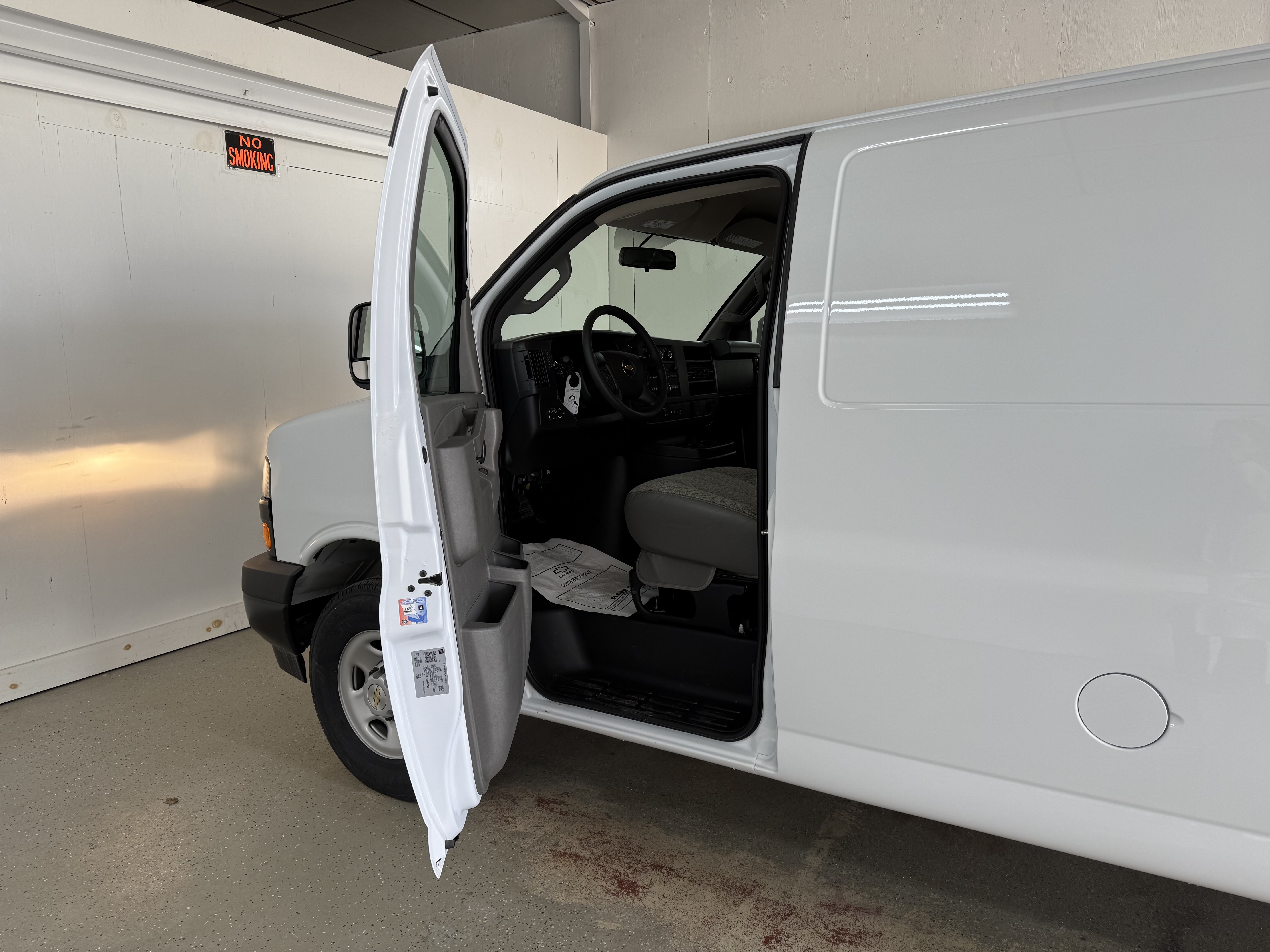 2025 Chevrolet Express Cargo Work Van - Photo 9