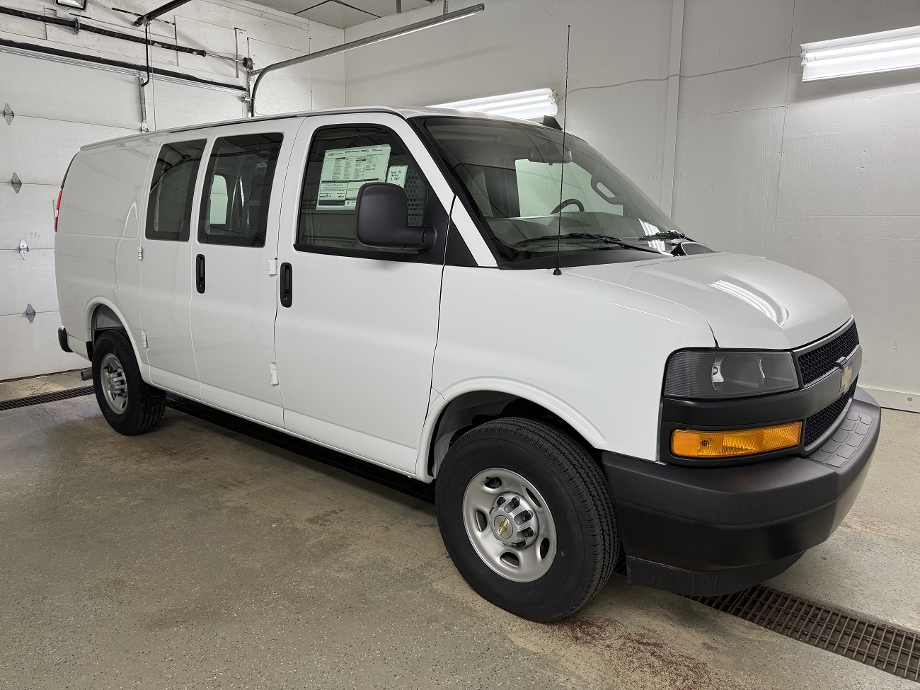 2025 Chevrolet Express Cargo Work Van's photo