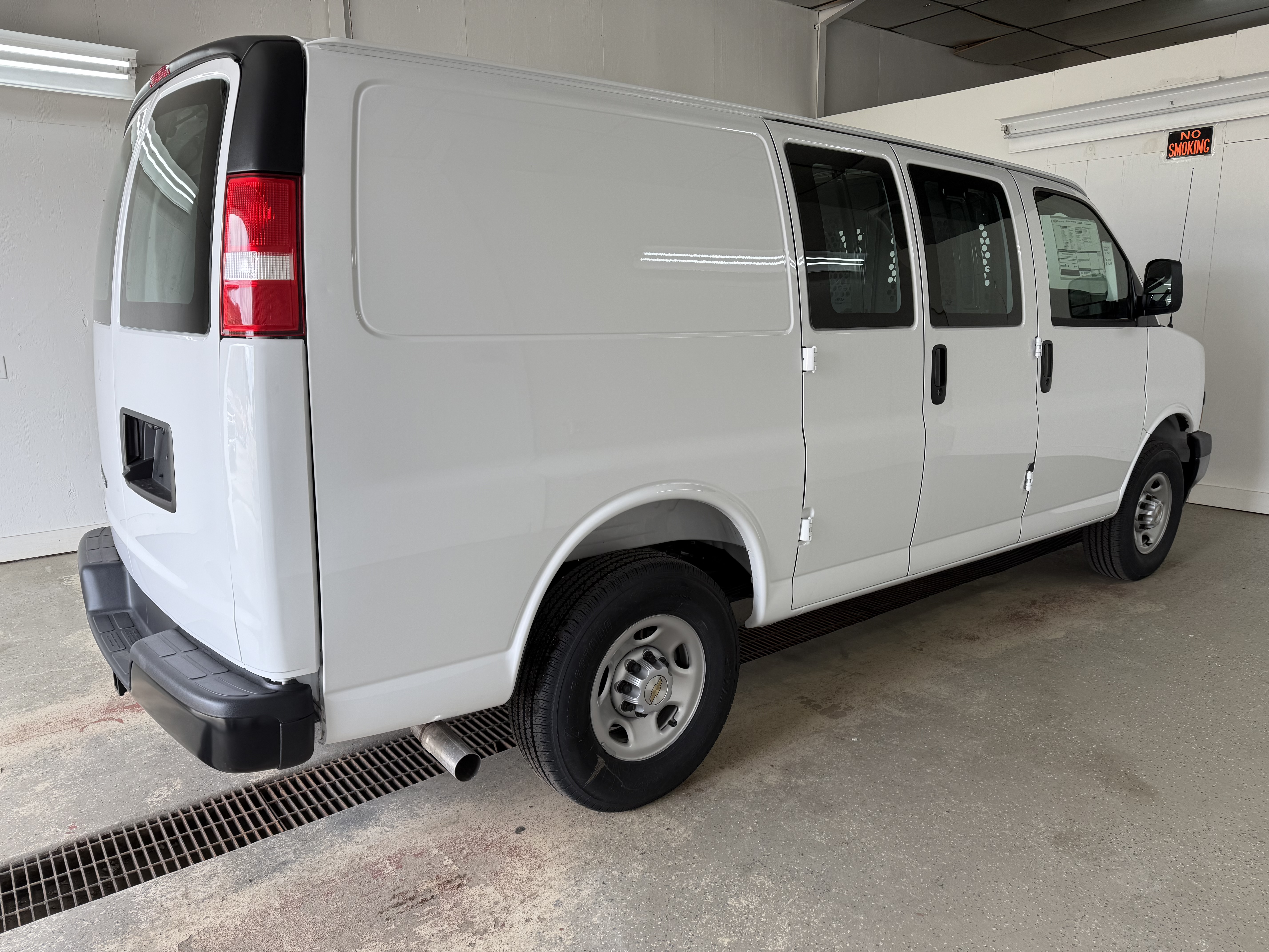 2025 Chevrolet Express Cargo Work Van - Photo 6