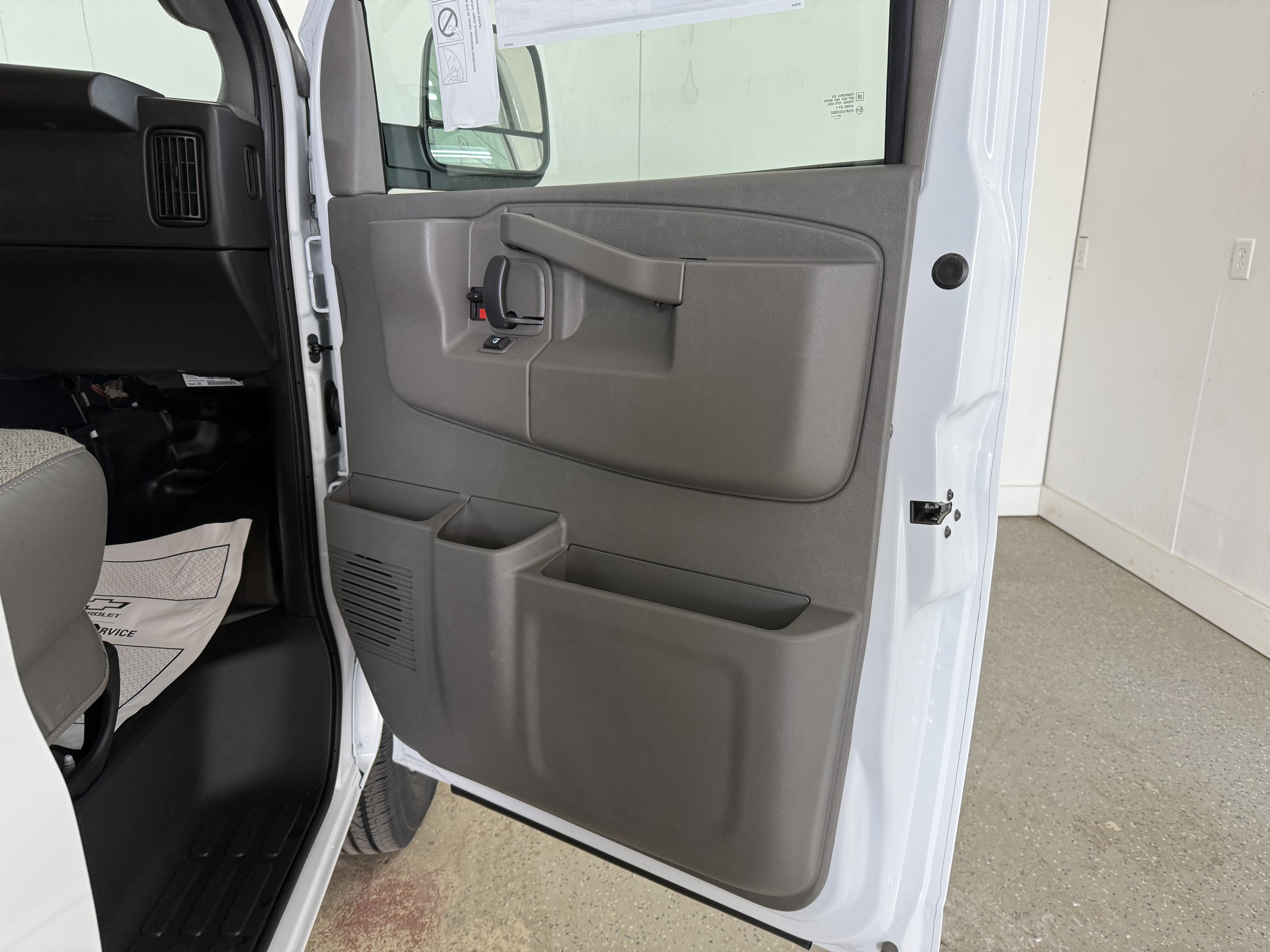 2025 Chevrolet Express Cargo Work Van - Photo 28