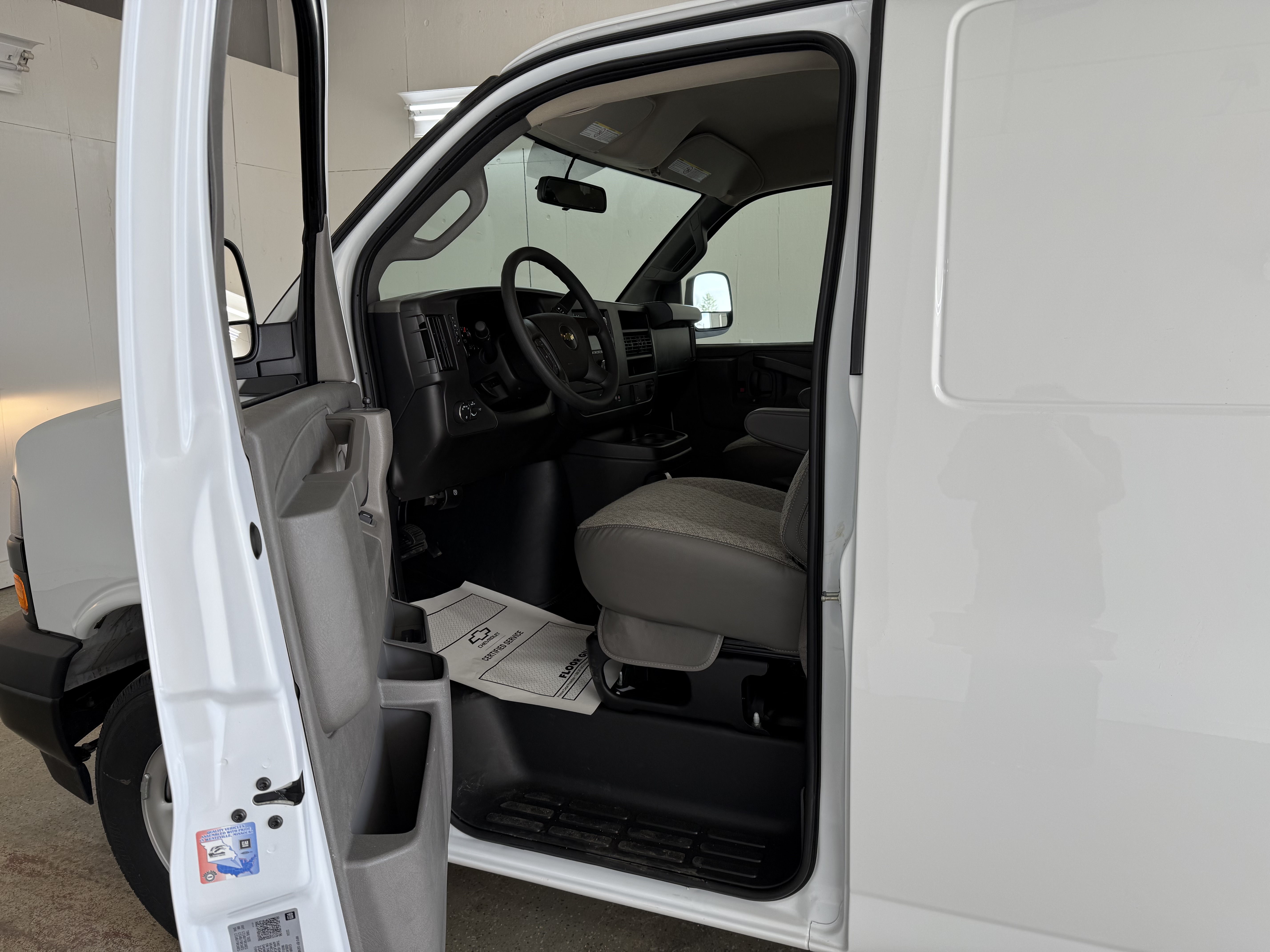 2025 Chevrolet Express Cargo Work Van - Photo 10