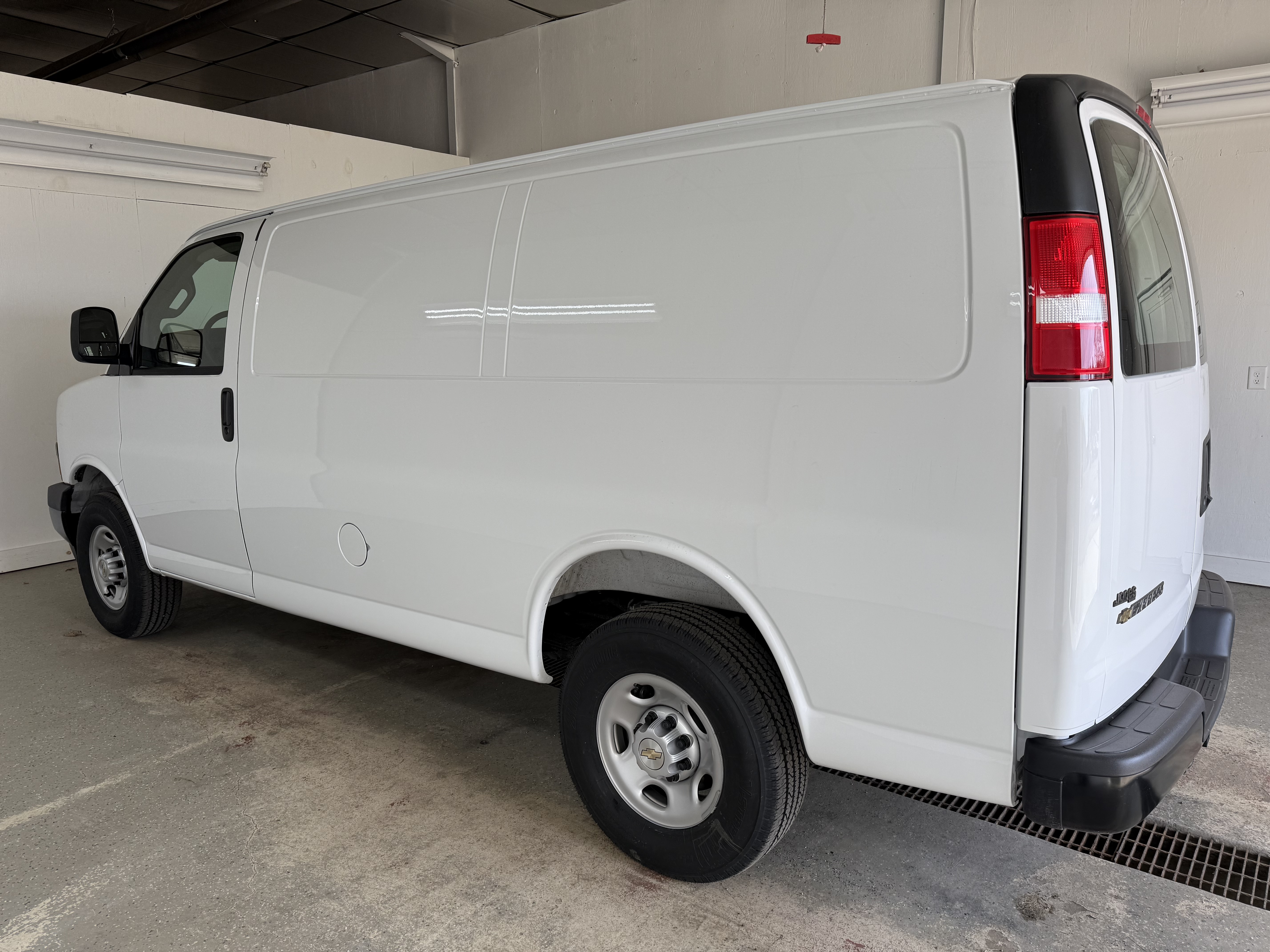 2025 Chevrolet Express Cargo Work Van - Photo 4