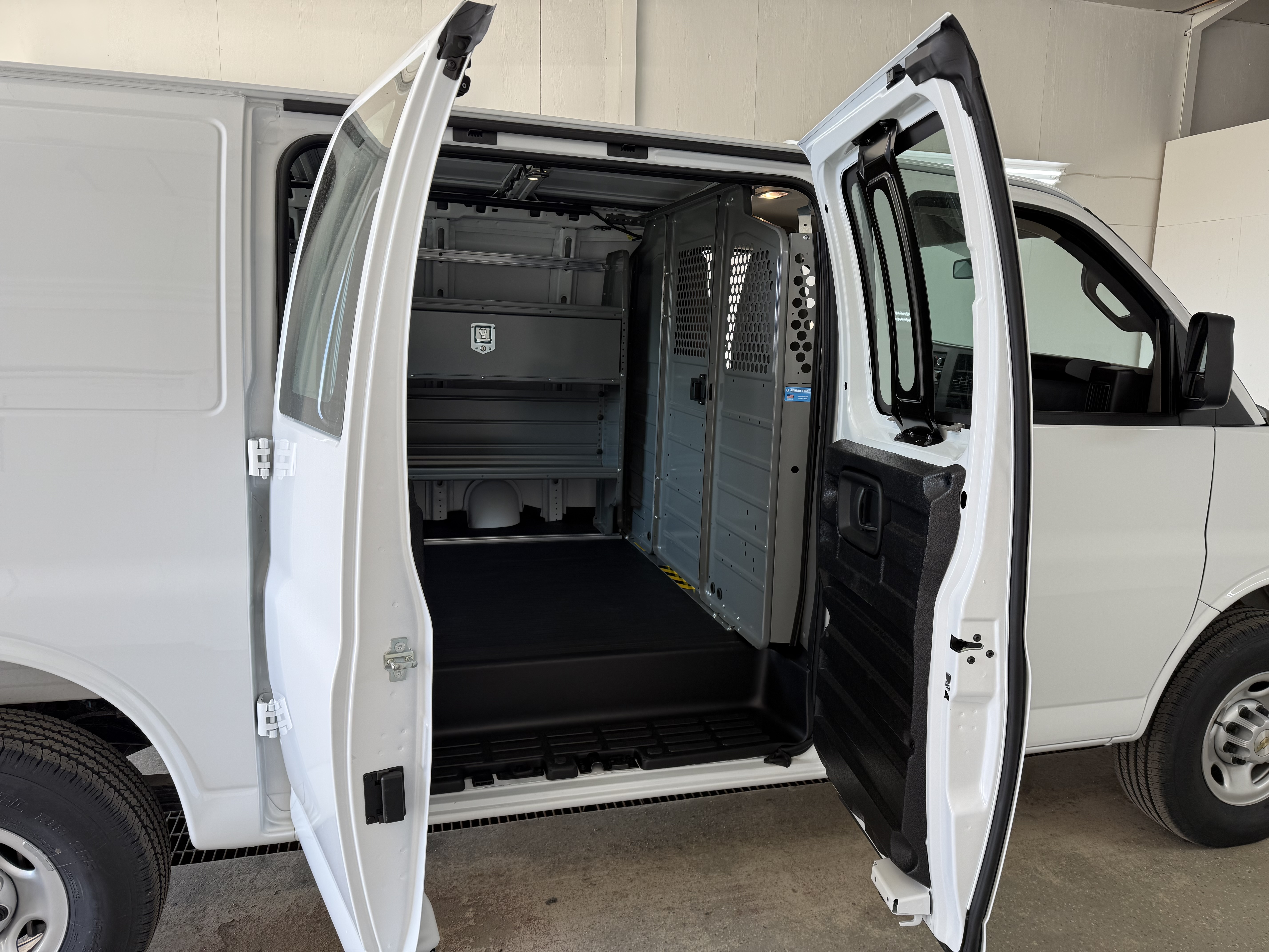 2025 Chevrolet Express Cargo Work Van - Photo 31