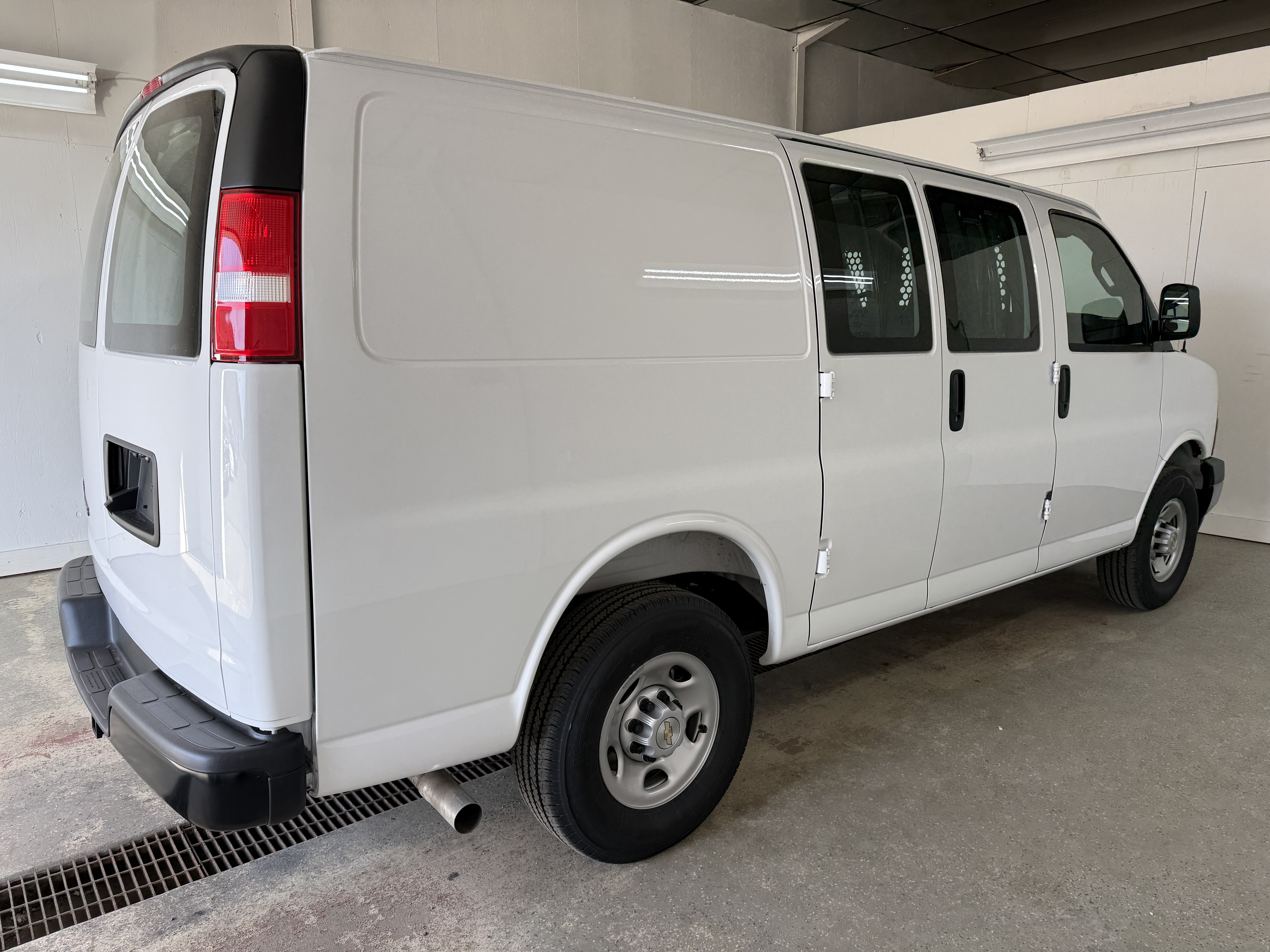 2025 Chevrolet Express Cargo Work Van - Photo 6