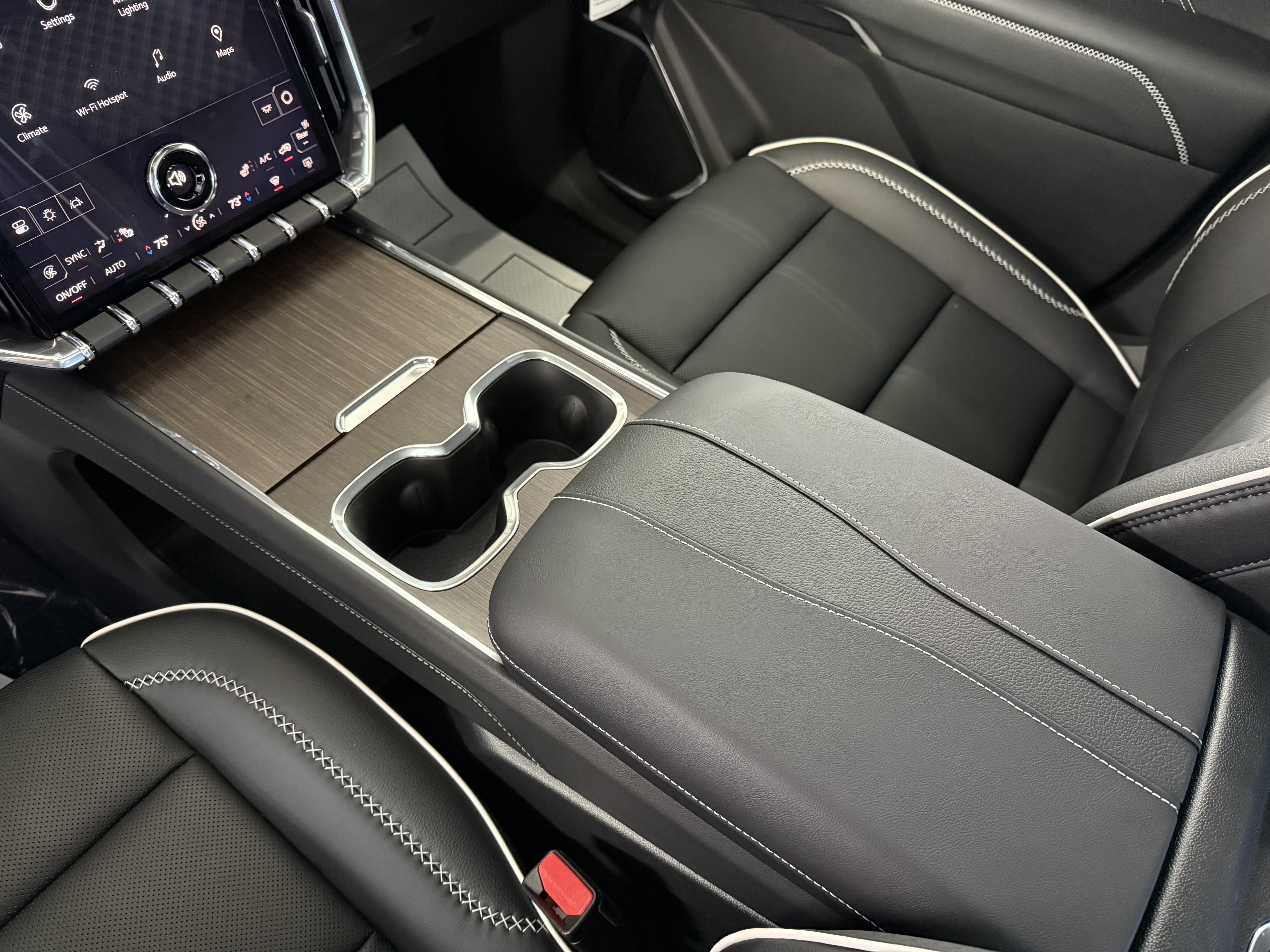 2025 GMC Acadia Denali - Photo 29