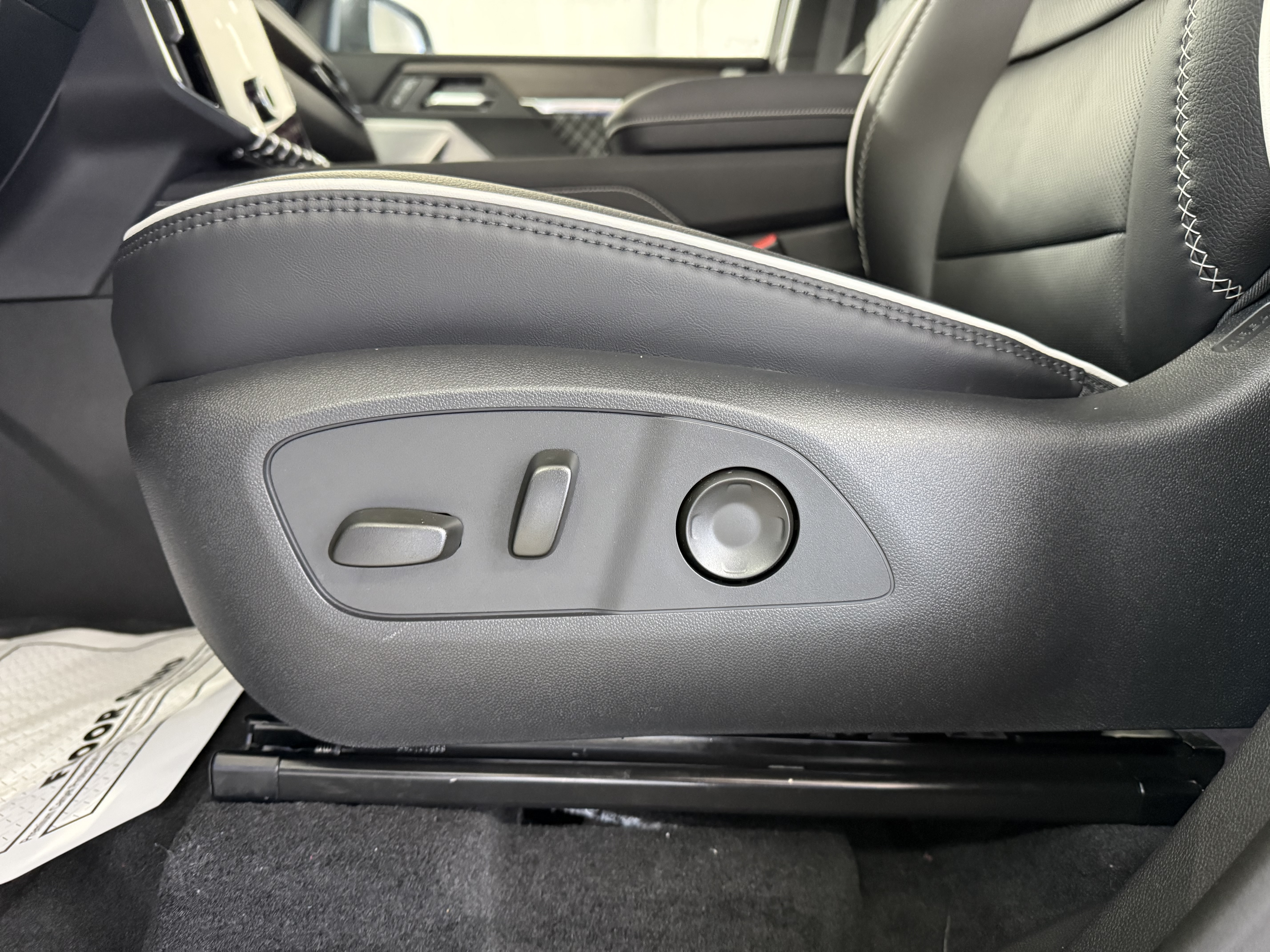 2025 GMC Acadia Denali - Photo 15
