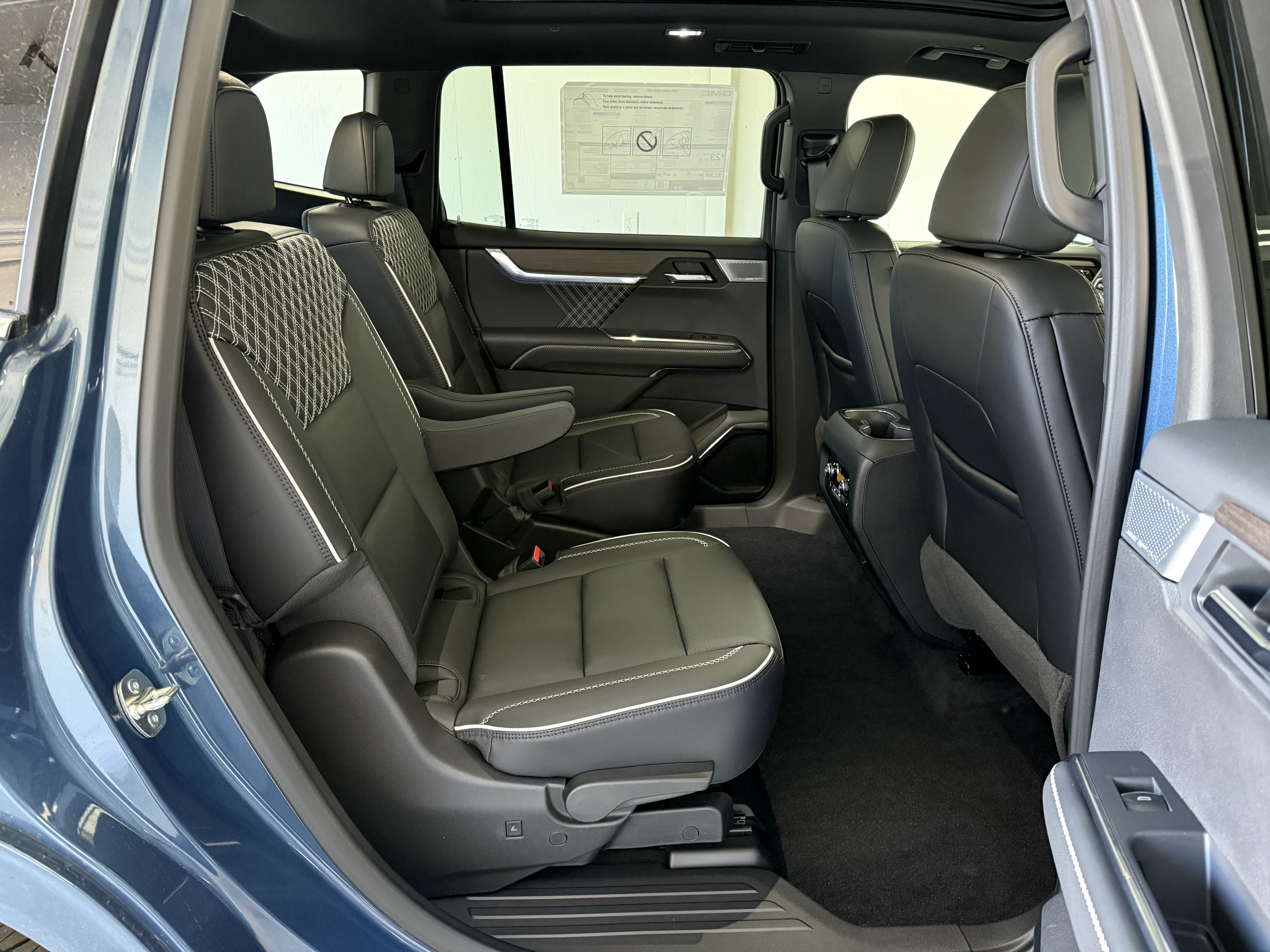 2025 GMC Acadia Denali - Photo 37