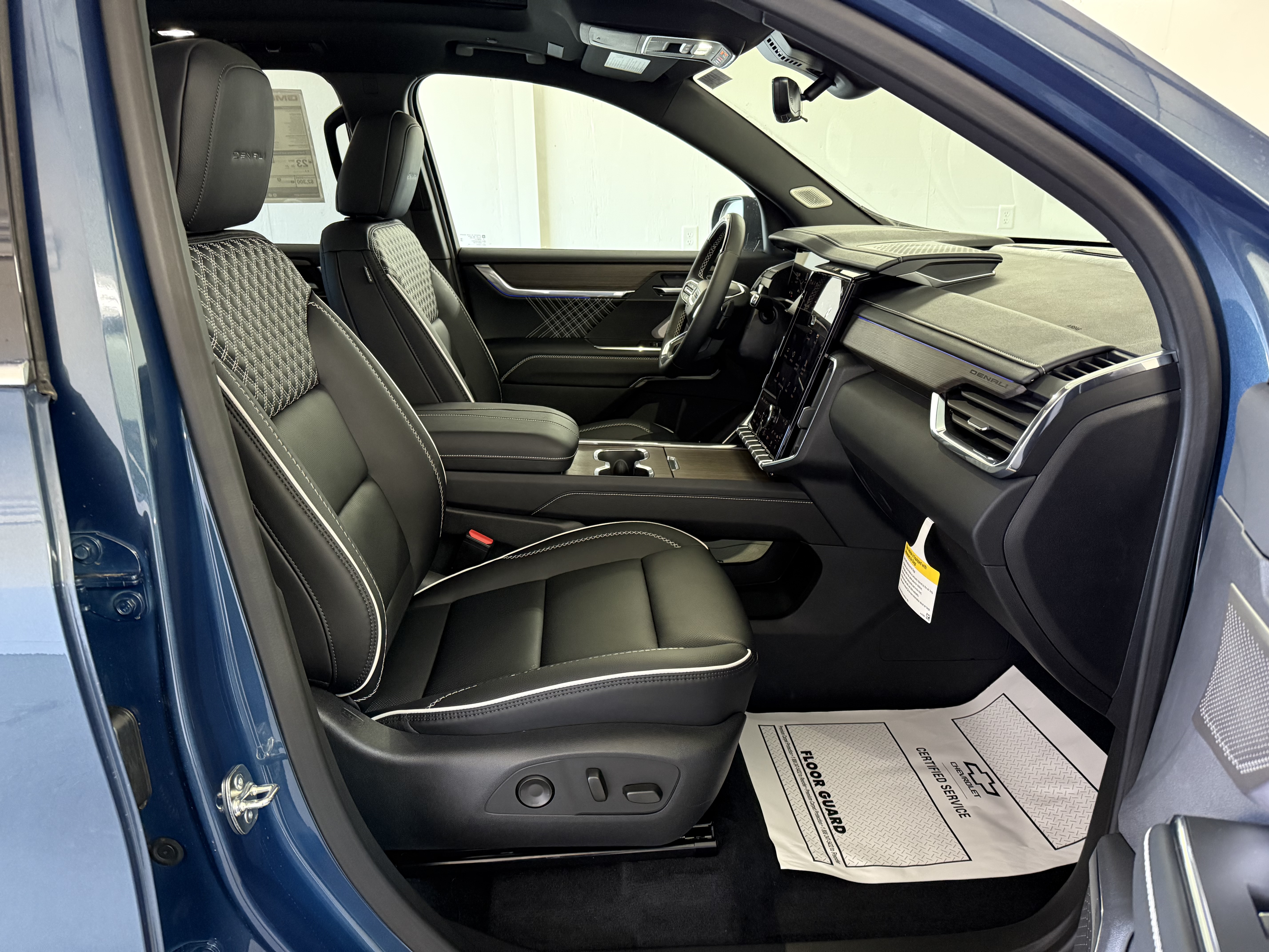 2025 GMC Acadia Denali - Photo 32