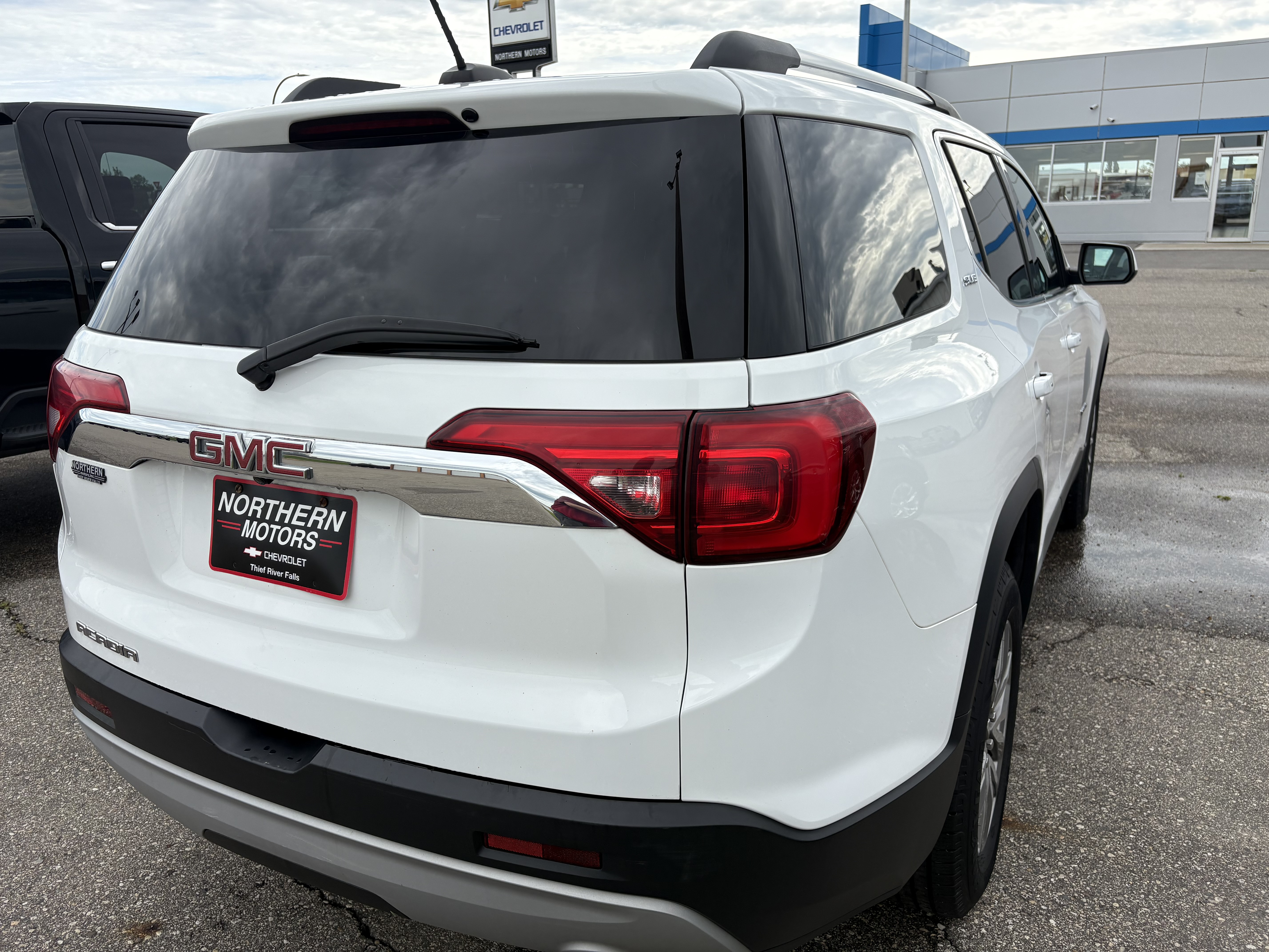 Used 2018 GMC Acadia SLE-2 with VIN 1GKKNLLA6JZ130365 for sale in Thief River Falls, Minnesota