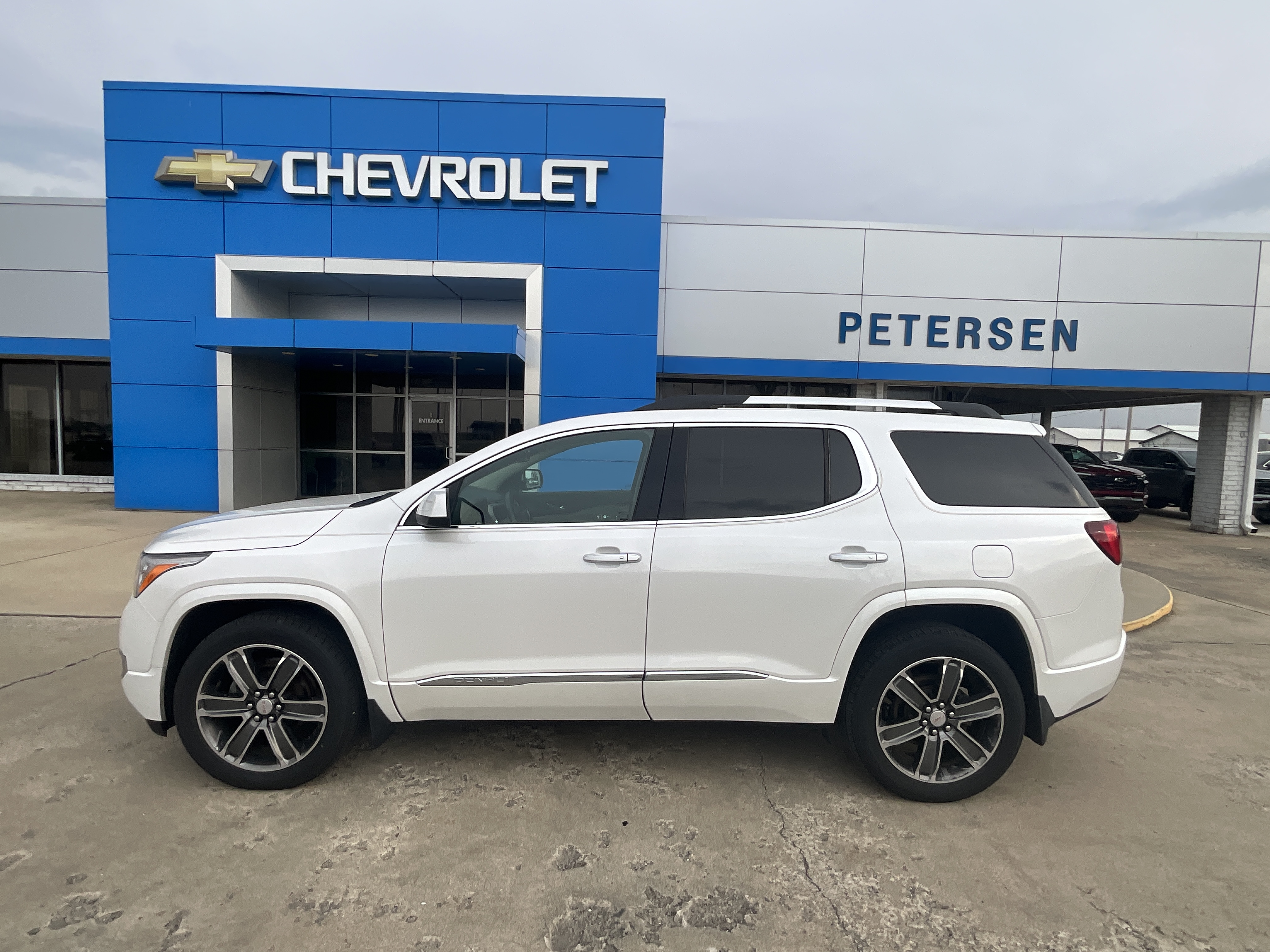 Used 2017 GMC Acadia Denali with VIN 1GKKNXLS3HZ182160 for sale in Fairbury, IL