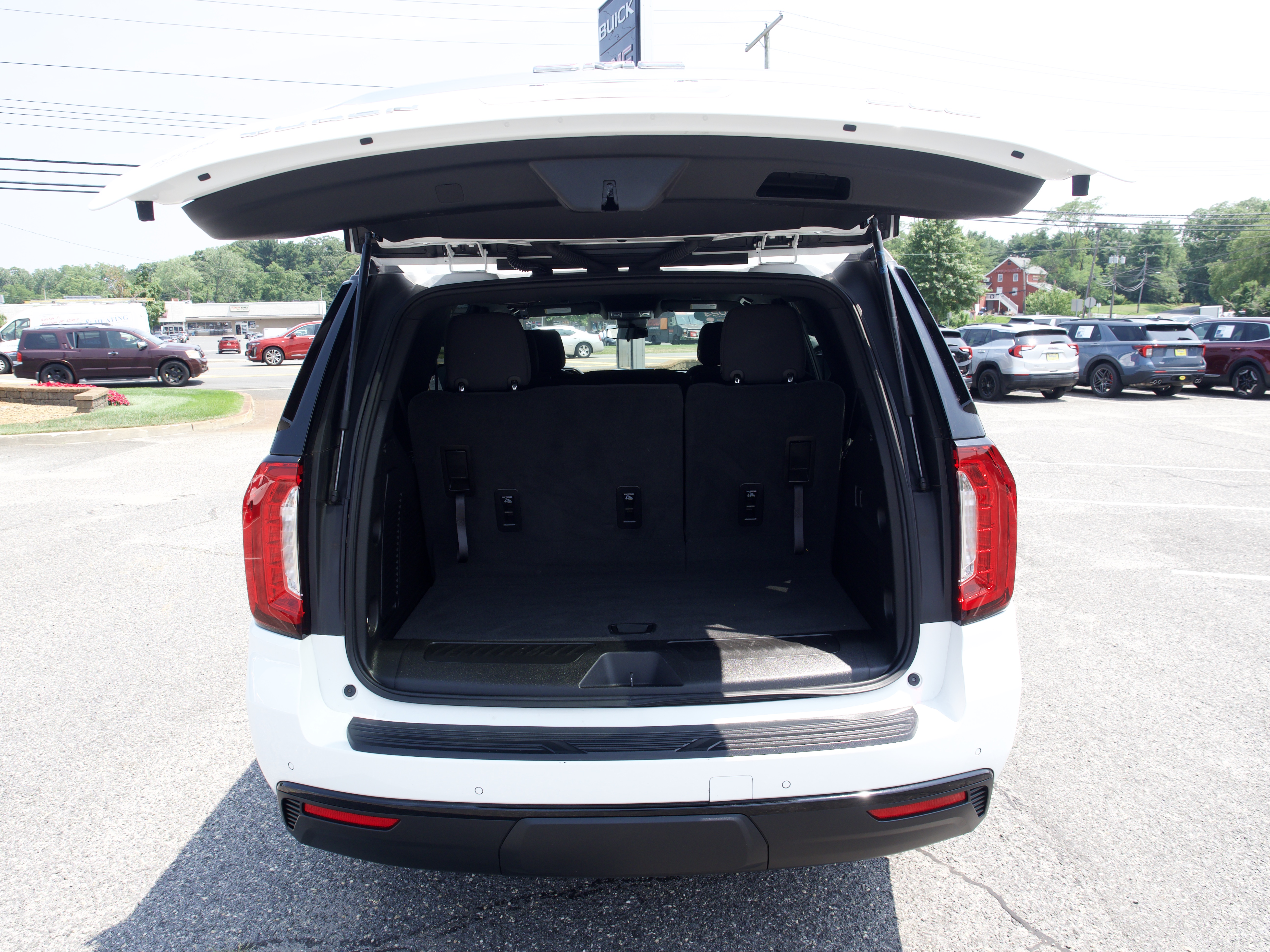 2024 GMC Yukon SLE - Photo 39