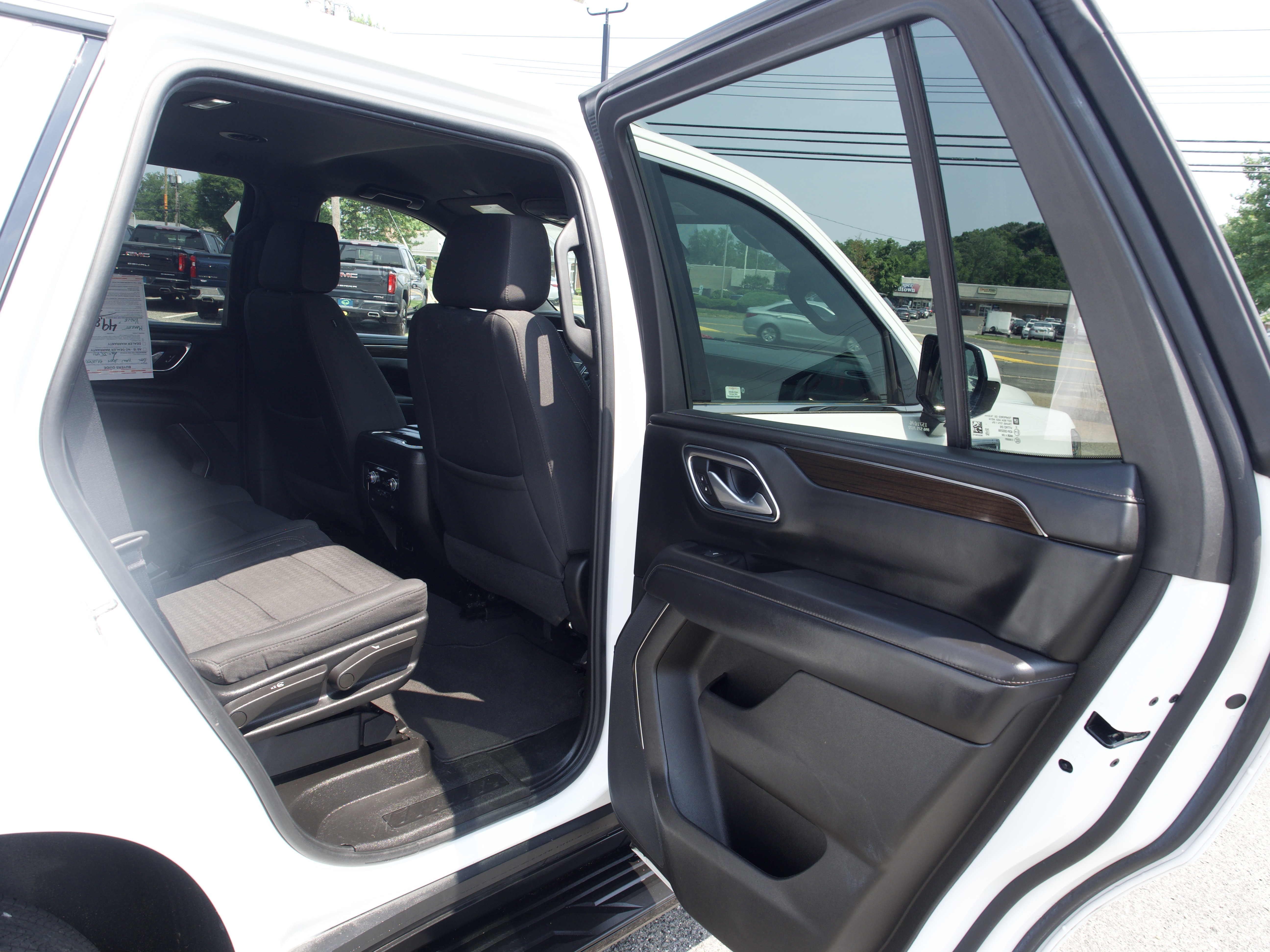 2024 GMC Yukon SLE - Photo 29