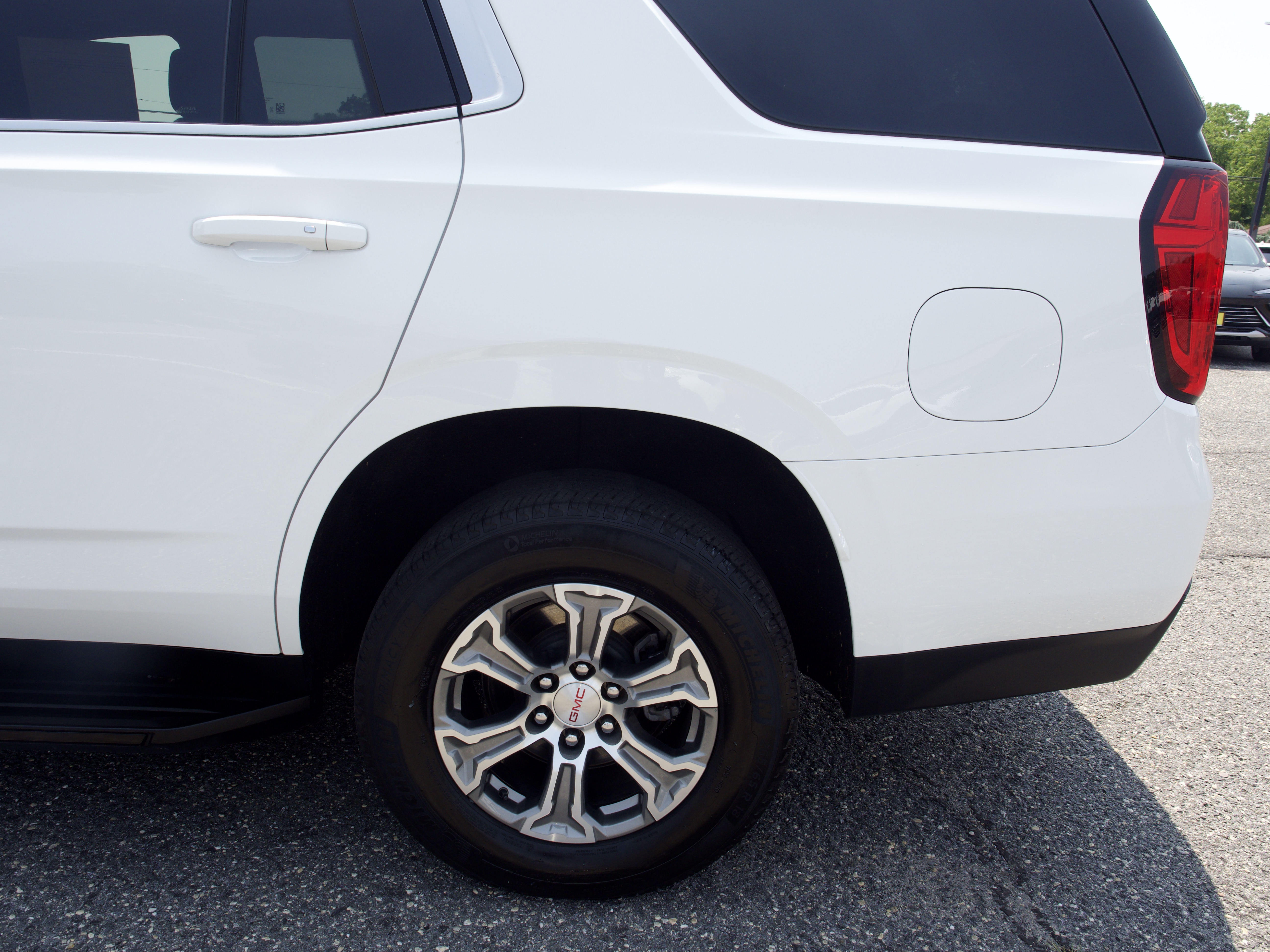 2024 GMC Yukon SLE - Photo 10