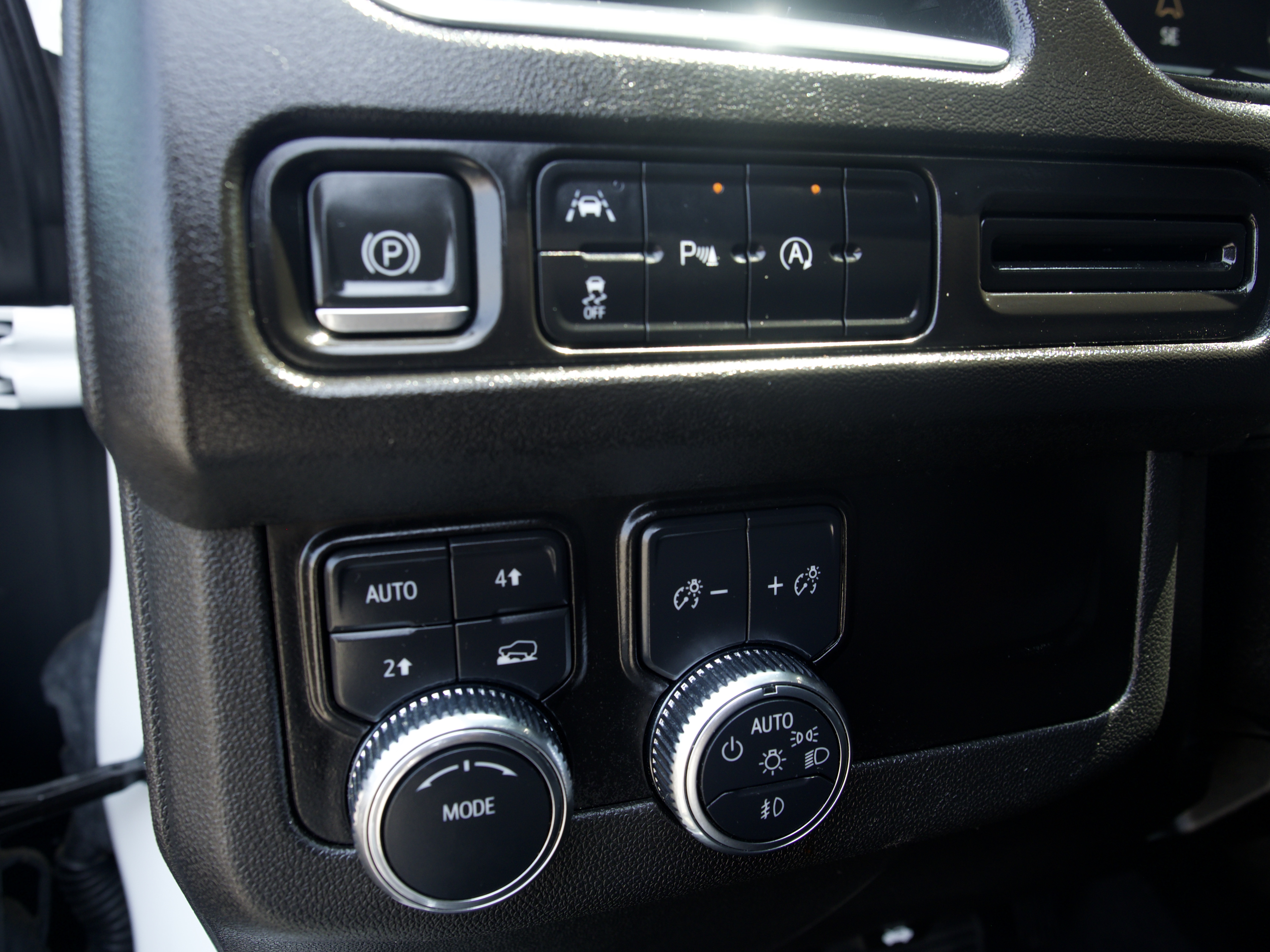 2024 GMC Yukon SLE - Photo 15