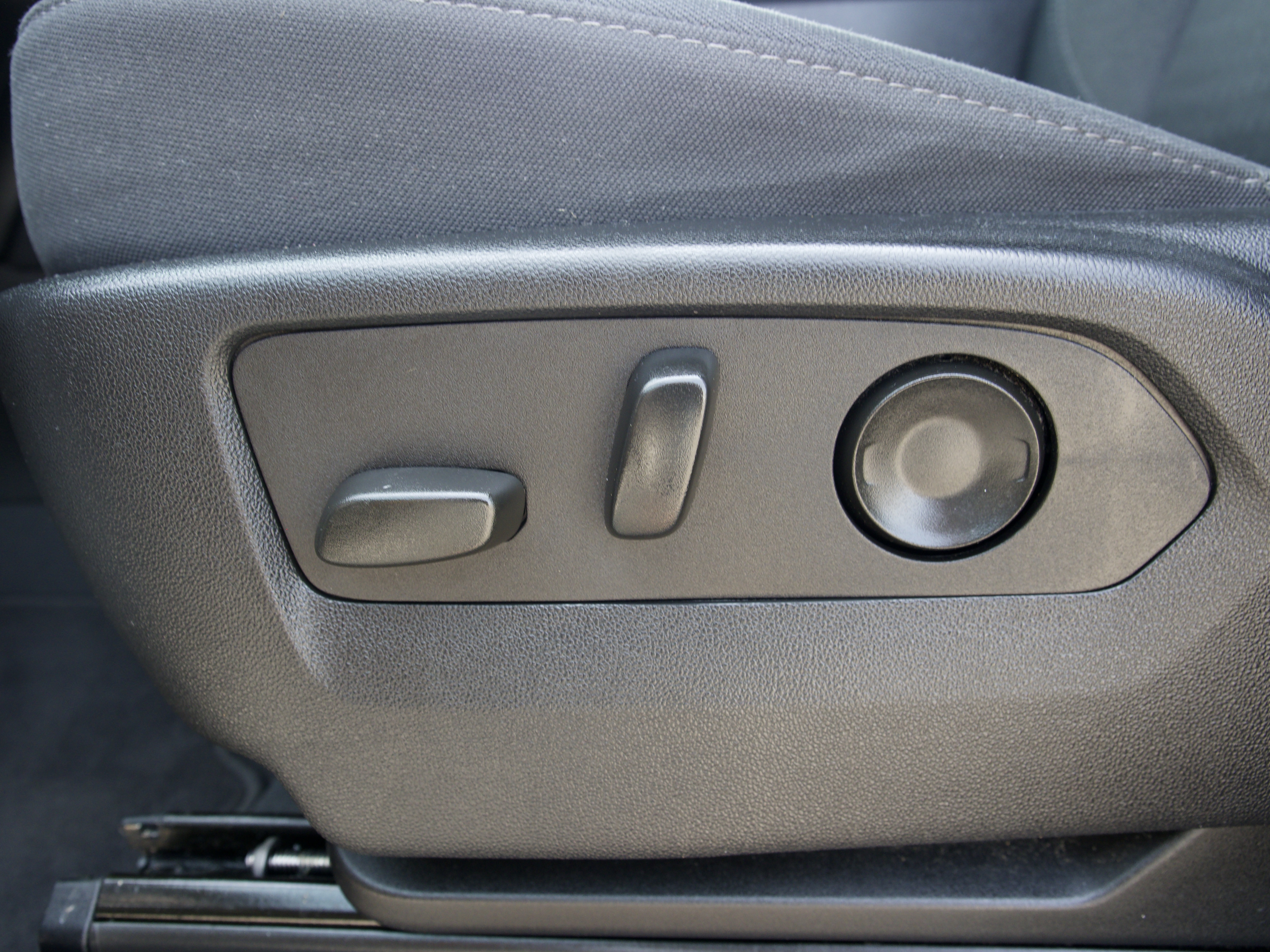 2024 GMC Yukon SLE - Photo 16