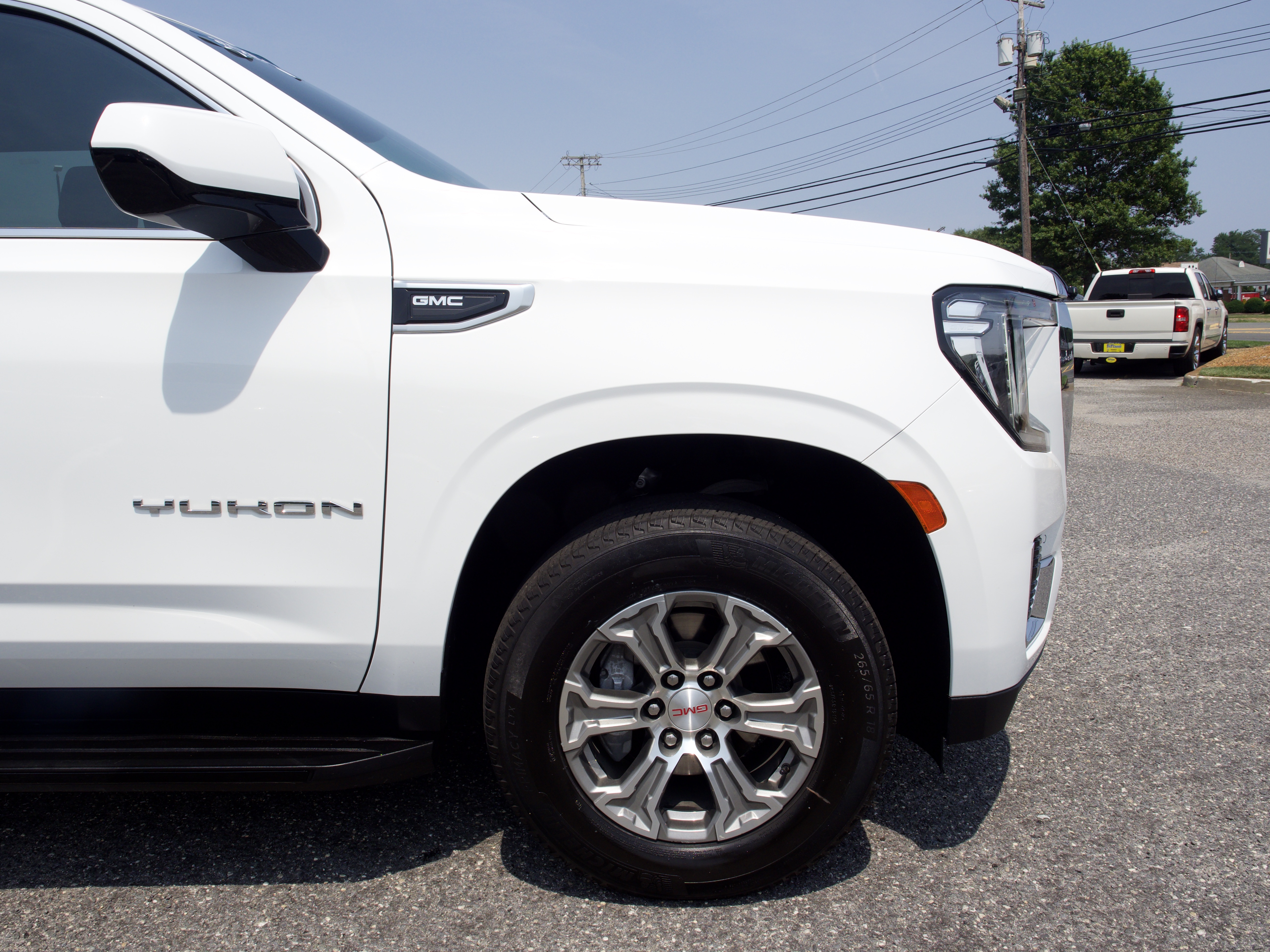 2024 GMC Yukon SLE - Photo 11