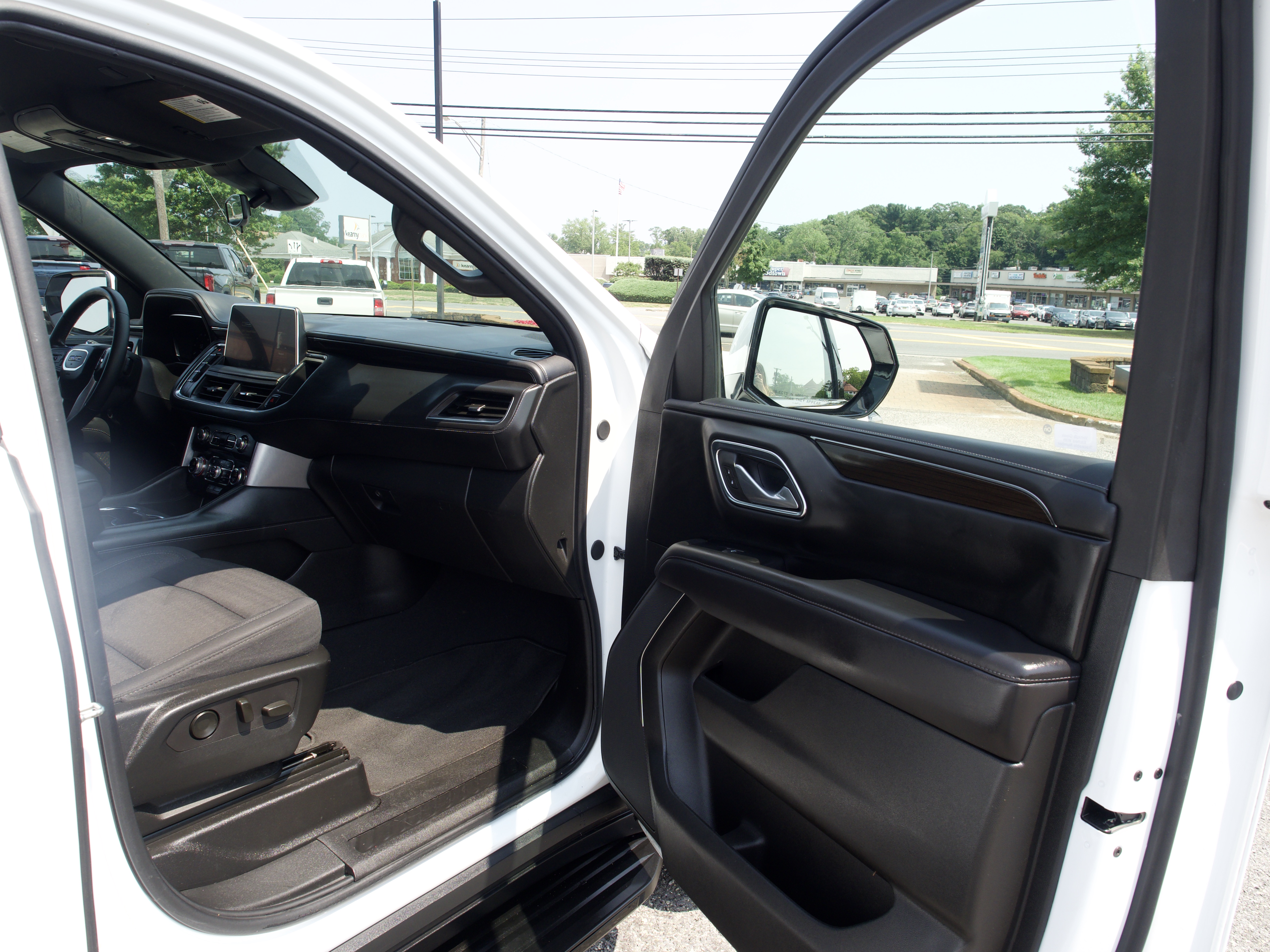 2024 GMC Yukon SLE - Photo 33