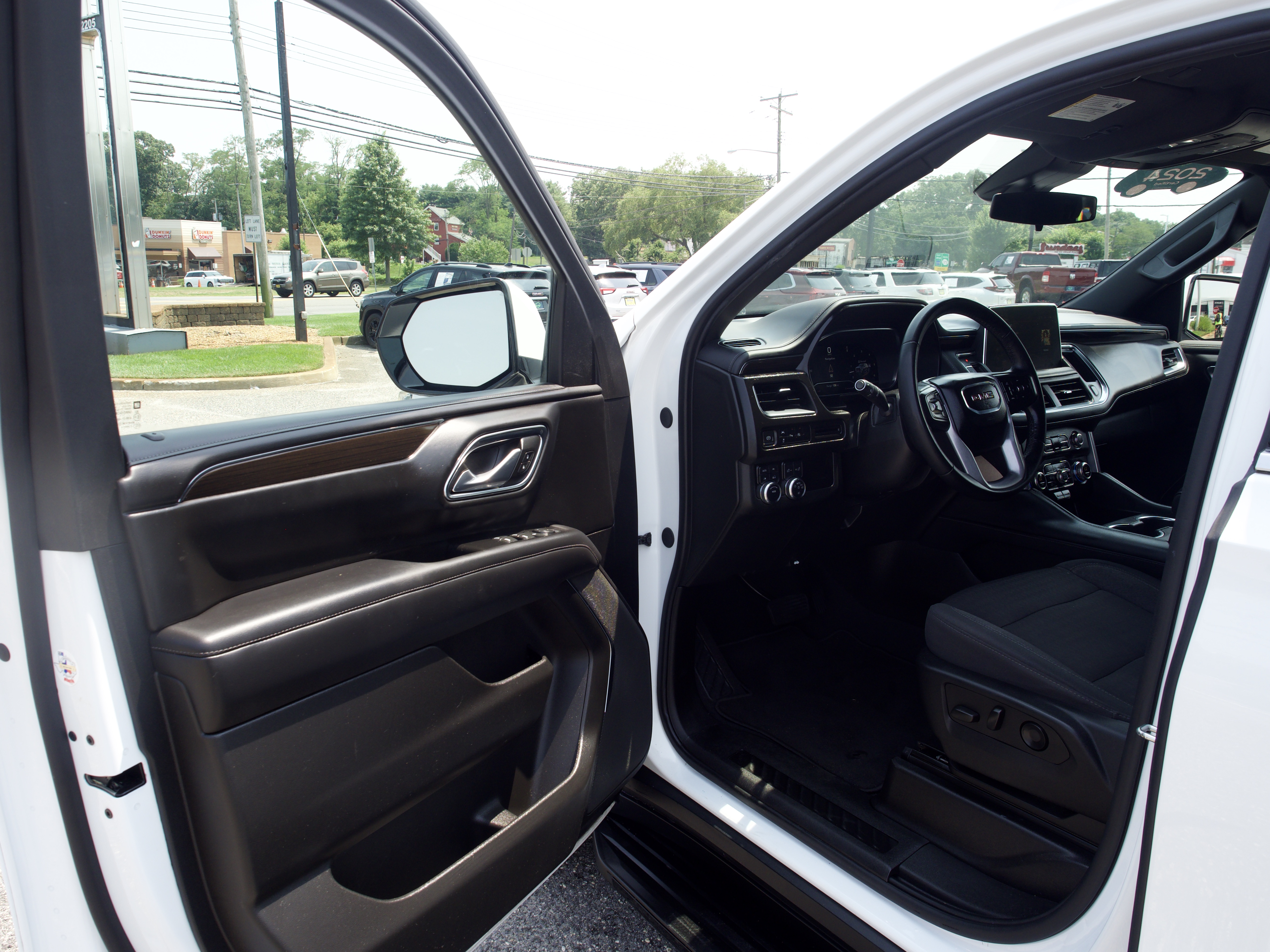 2024 GMC Yukon SLE - Photo 13