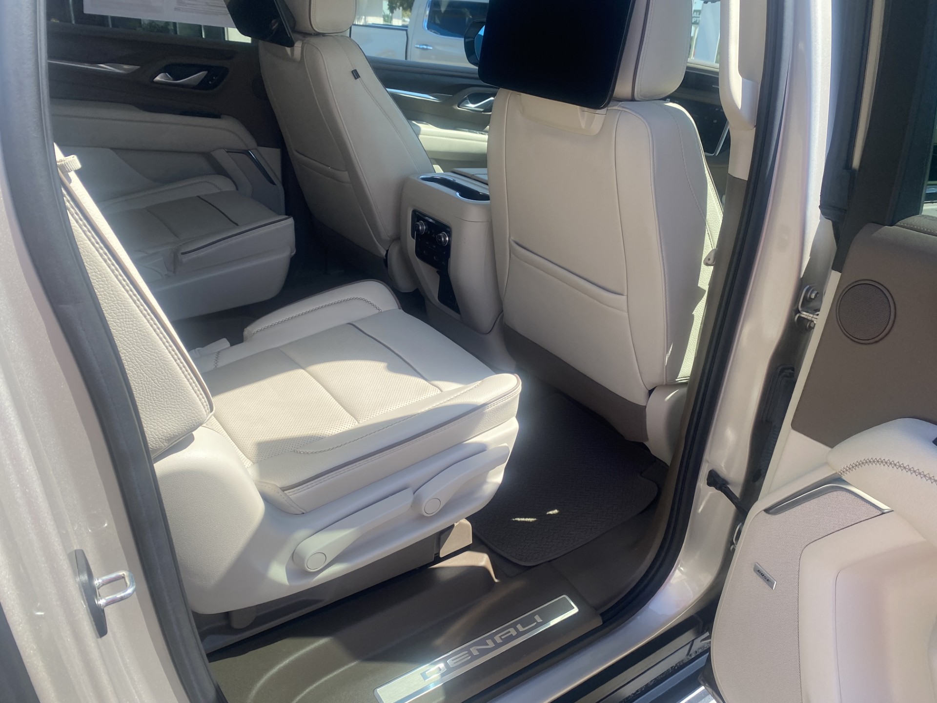 Used 2022 PEARL BEIGE METALLIC GMC Denali image 11