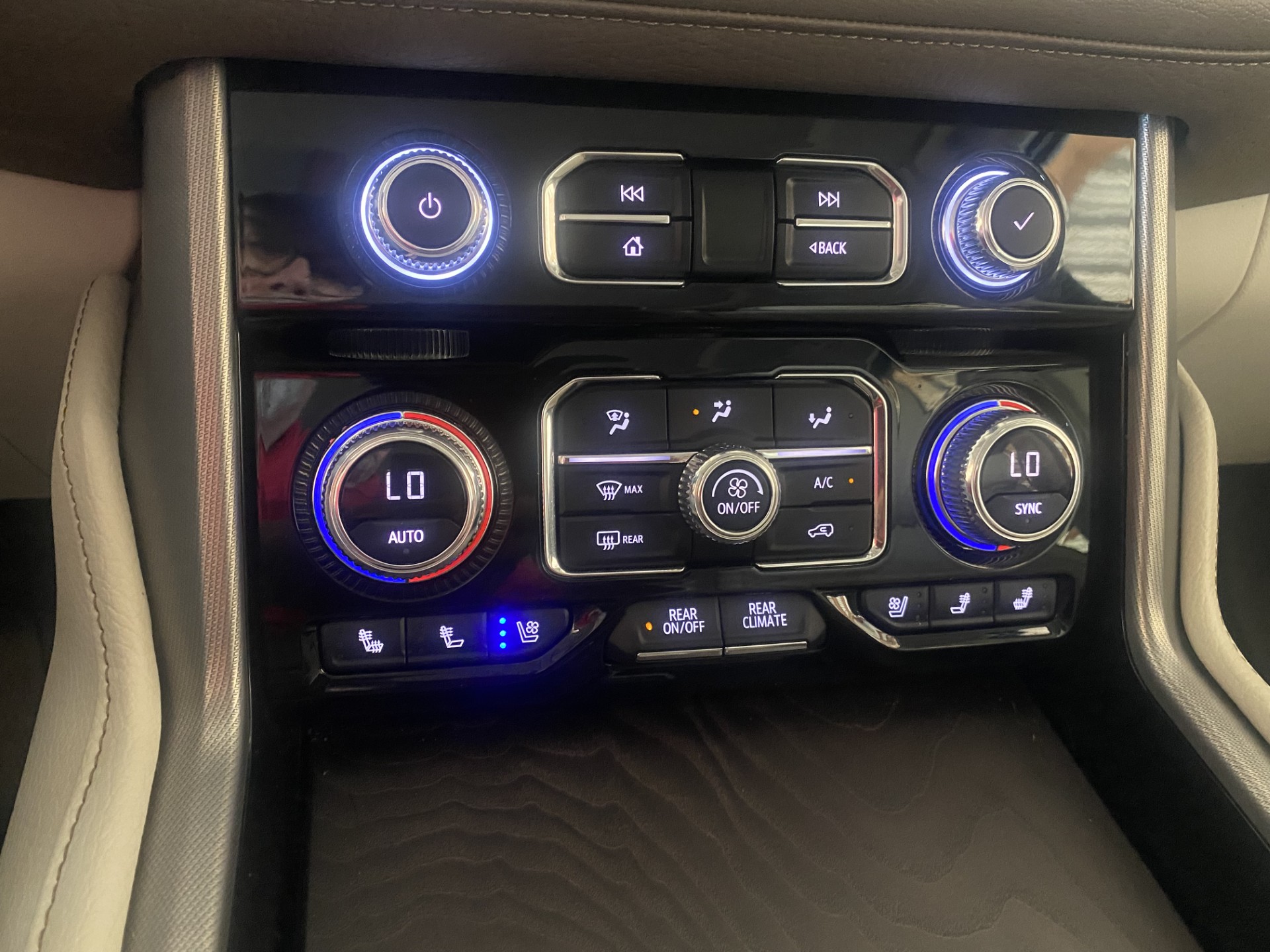 Used 2022 PEARL BEIGE METALLIC GMC Denali image 23