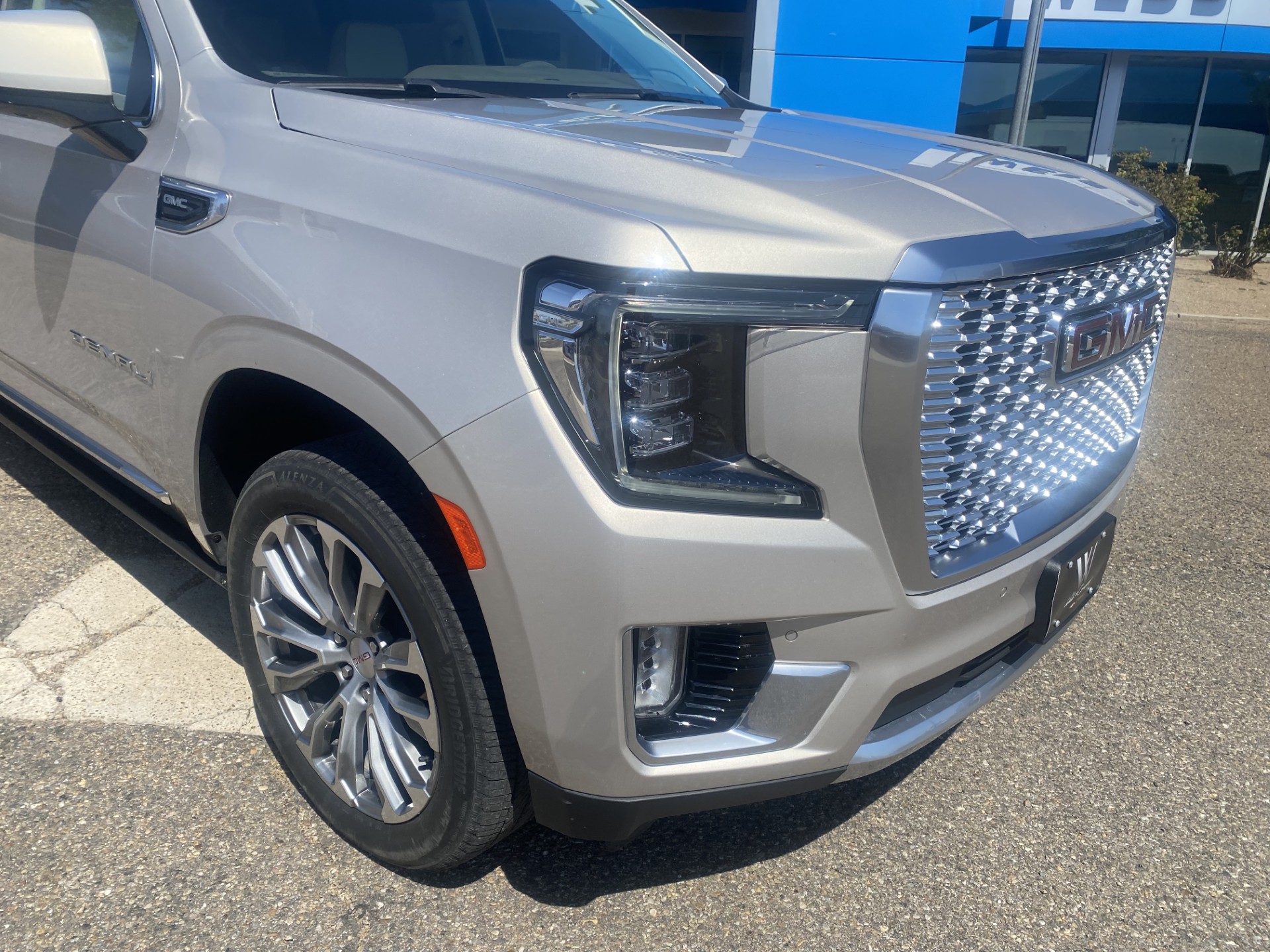 Used 2022 PEARL BEIGE METALLIC GMC Denali image 2