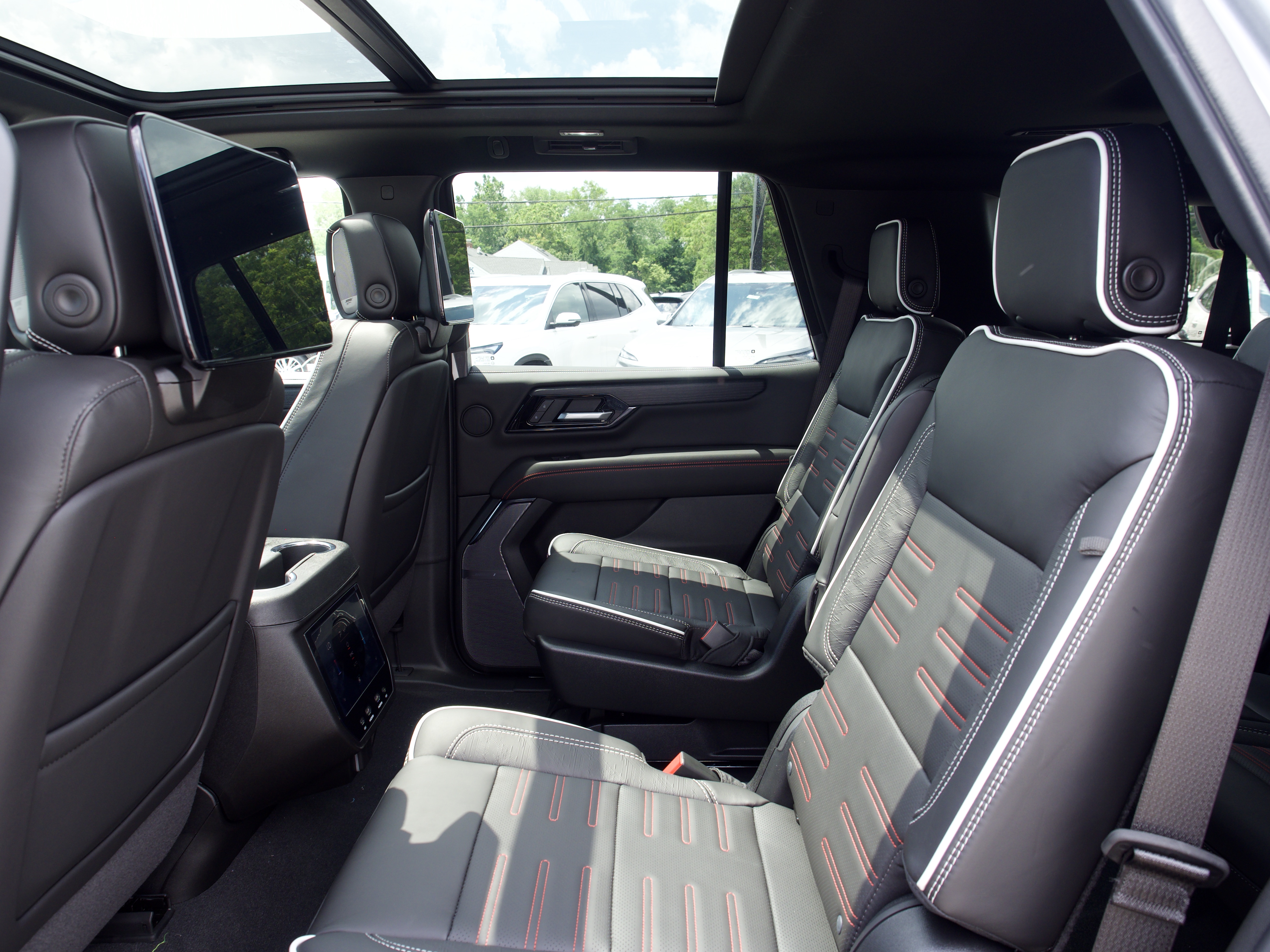 2026 GMC Yukon AT4 Ultimate - Photo 15