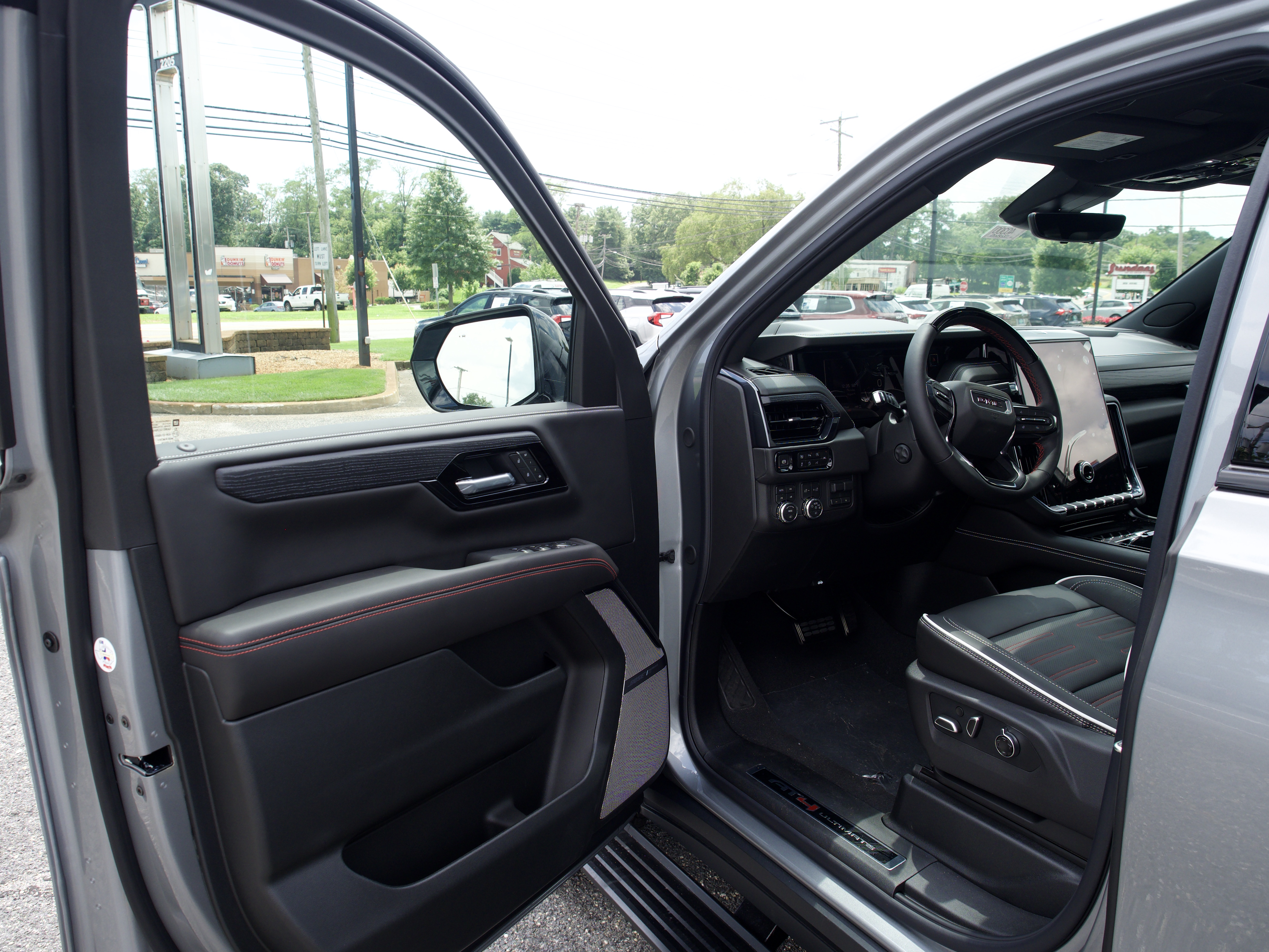 2026 GMC Yukon AT4 Ultimate - Photo 10