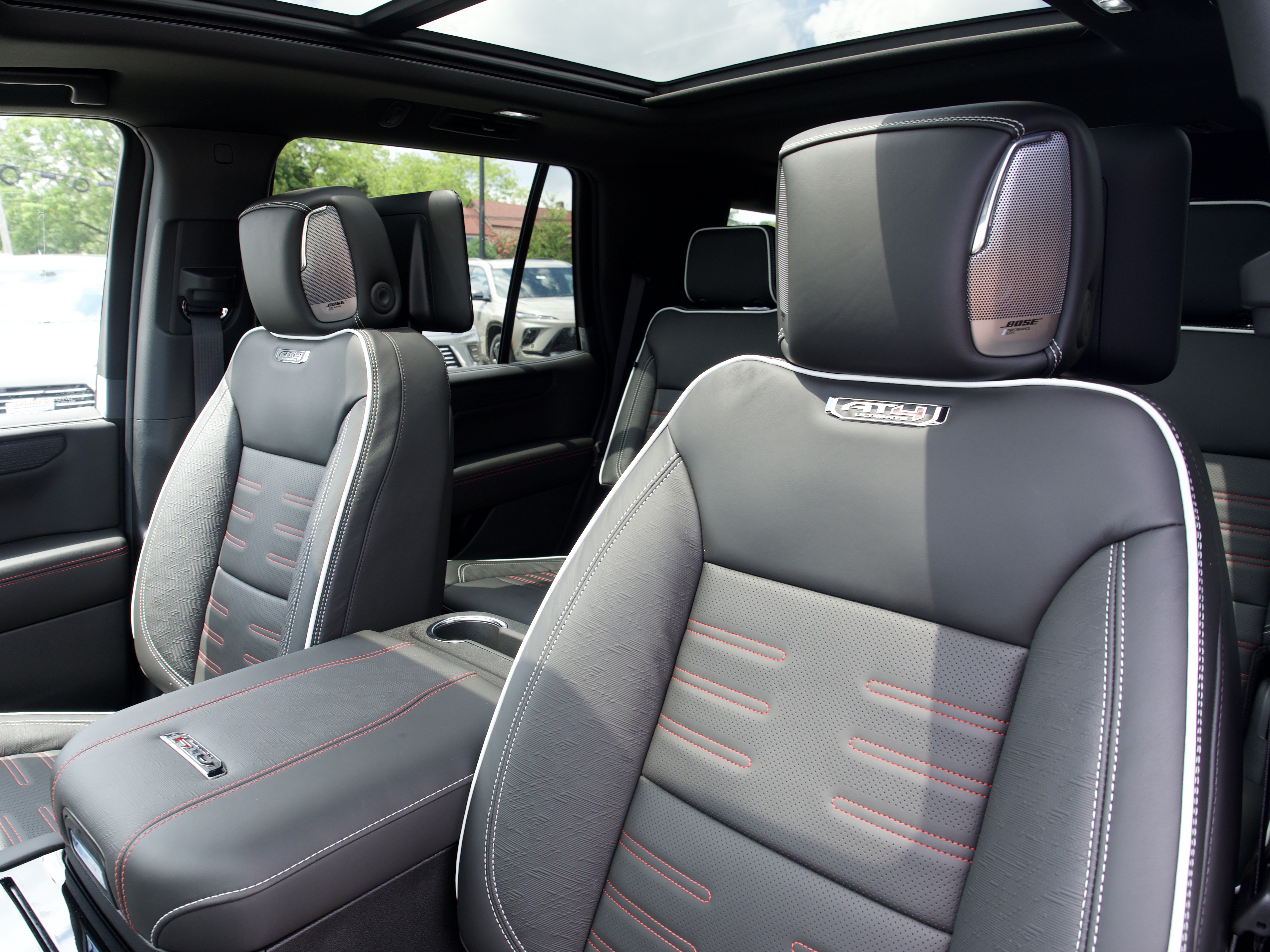 2026 GMC Yukon AT4 Ultimate - Photo 12