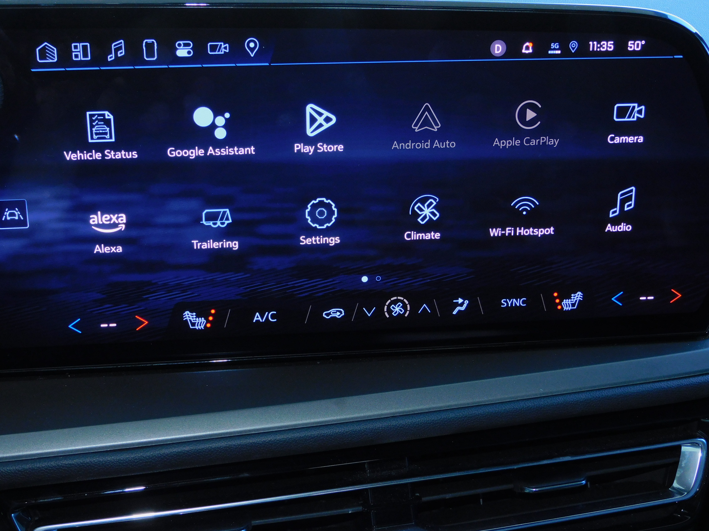 2025 Chevrolet Traverse photo 2