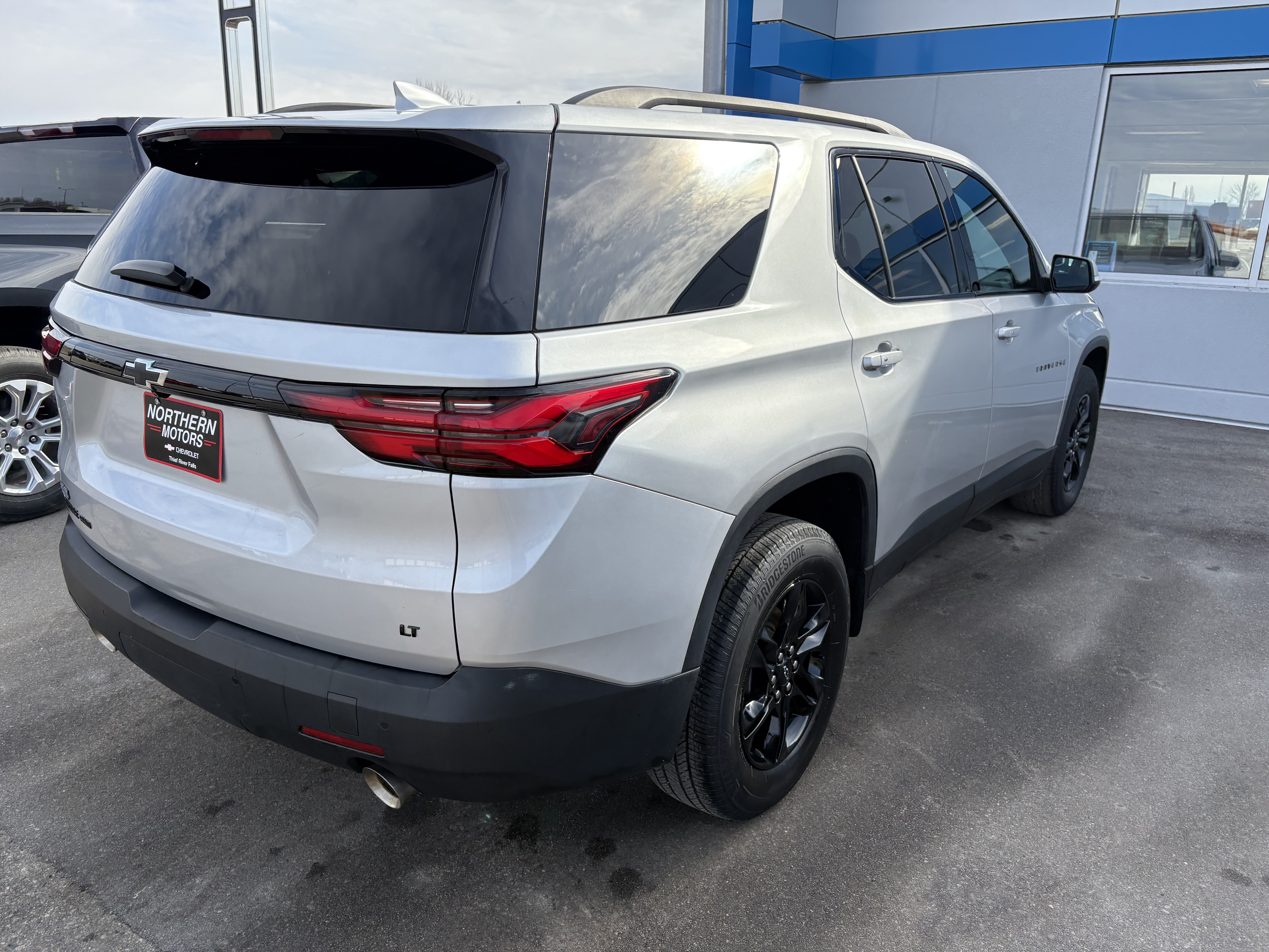 Used 2022 Chevrolet Traverse 1LT with VIN 1GNEVGKW6NJ127880 for sale in Thief River Falls, MN