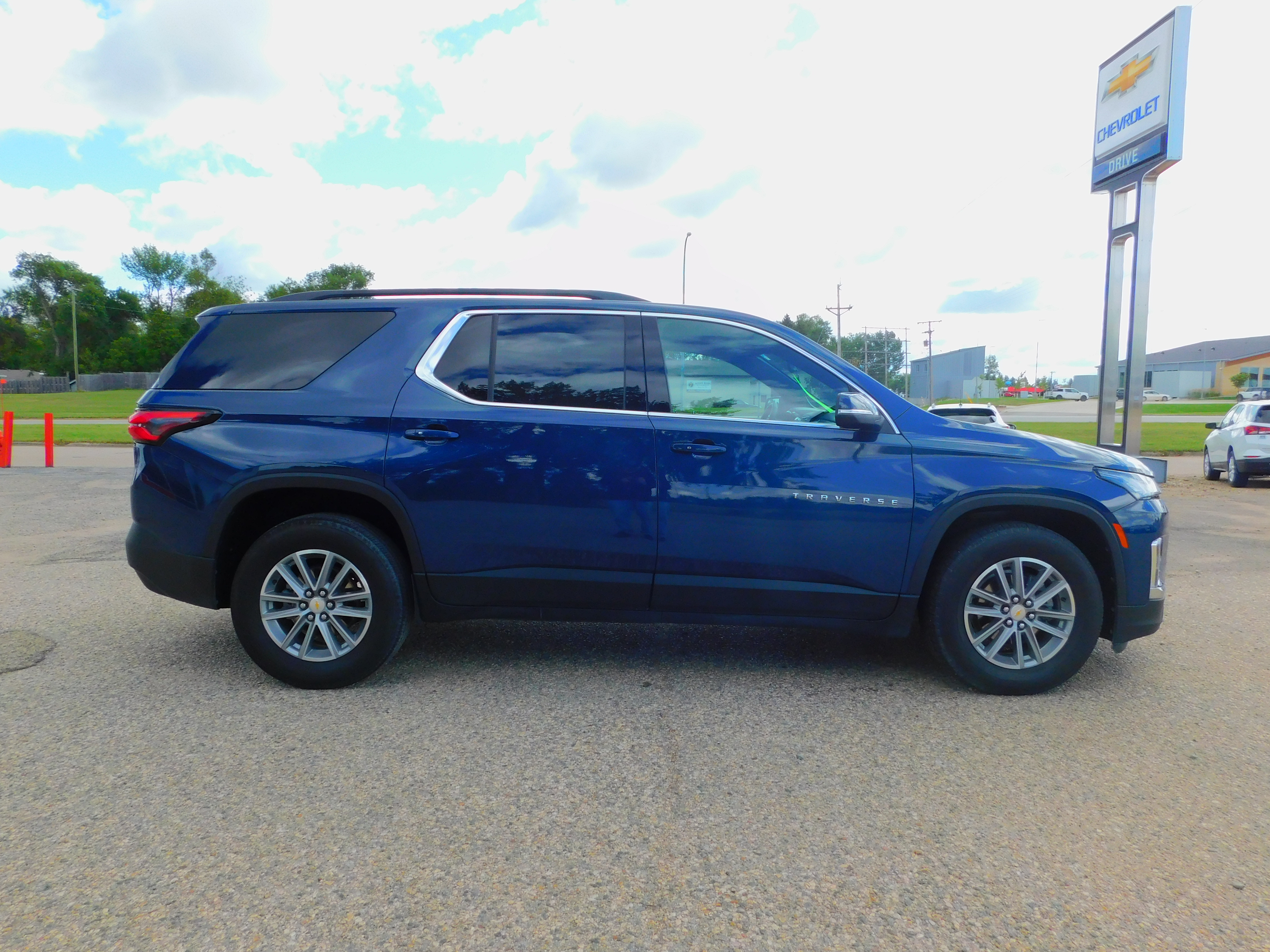 Used 2022 Chevrolet Traverse 3LT with VIN 1GNEVHKW8NJ147344 for sale in Rugby, ND