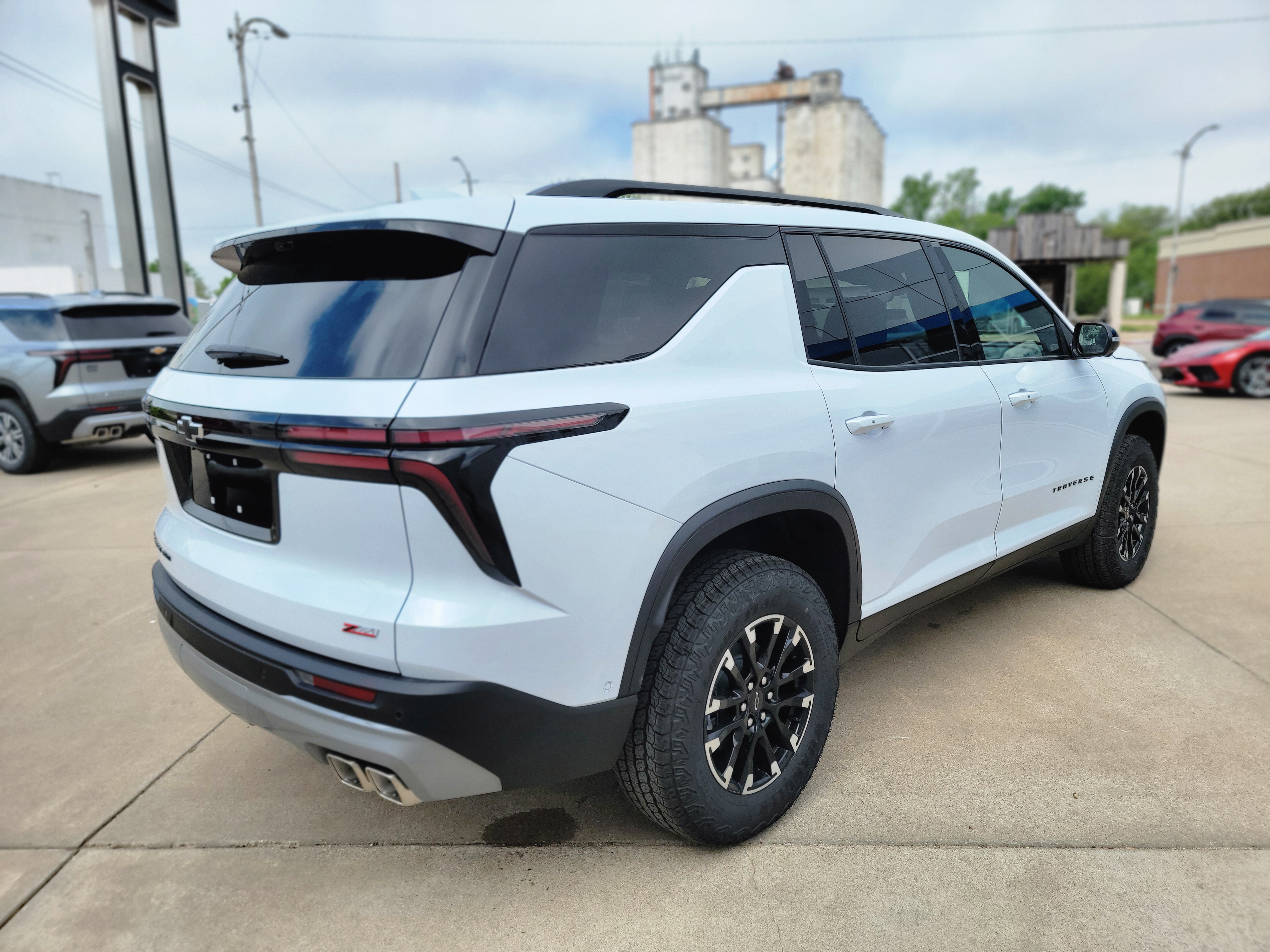 View vehicle photo 5