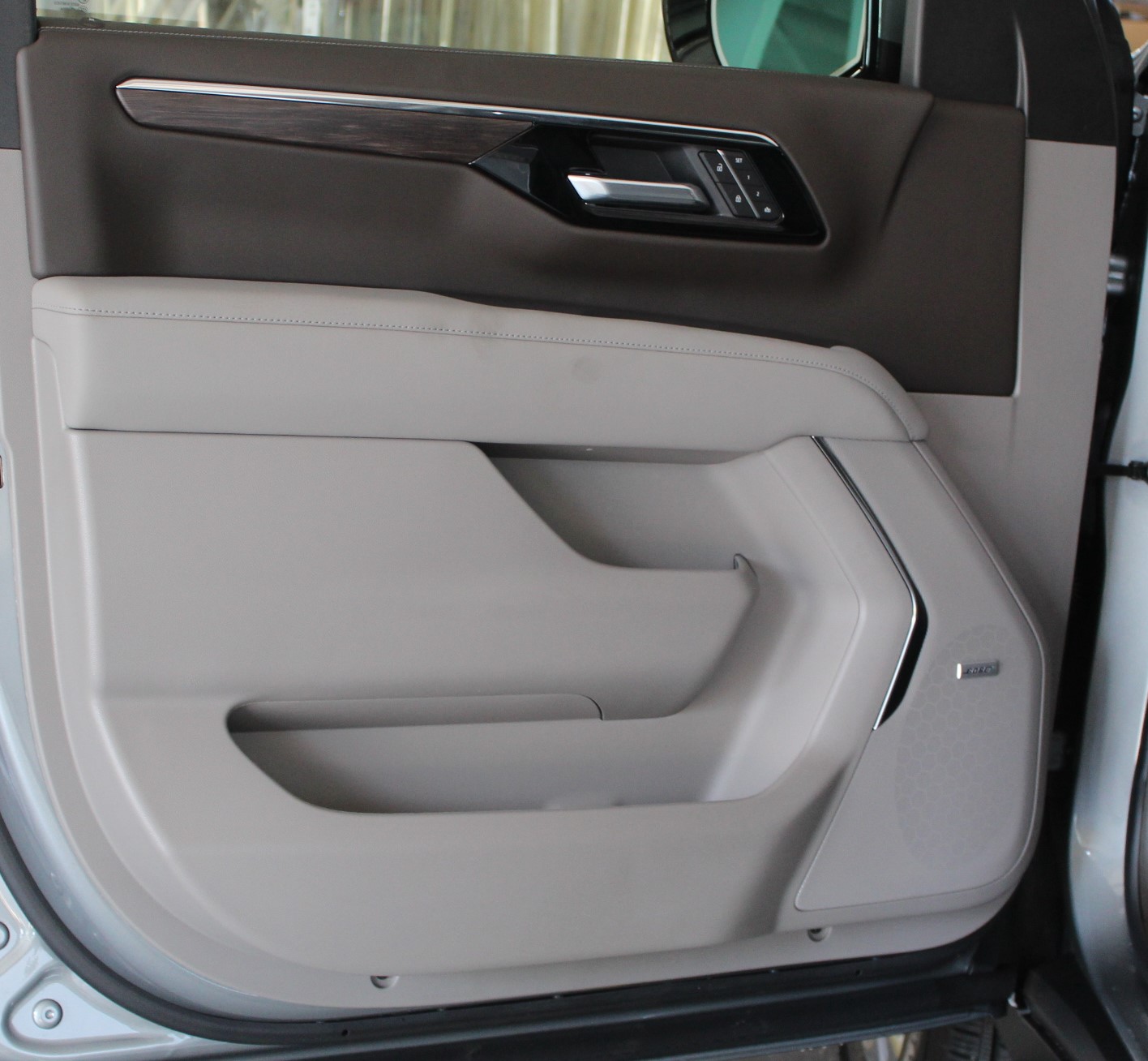 2025 Chevrolet Tahoe LT photo 2