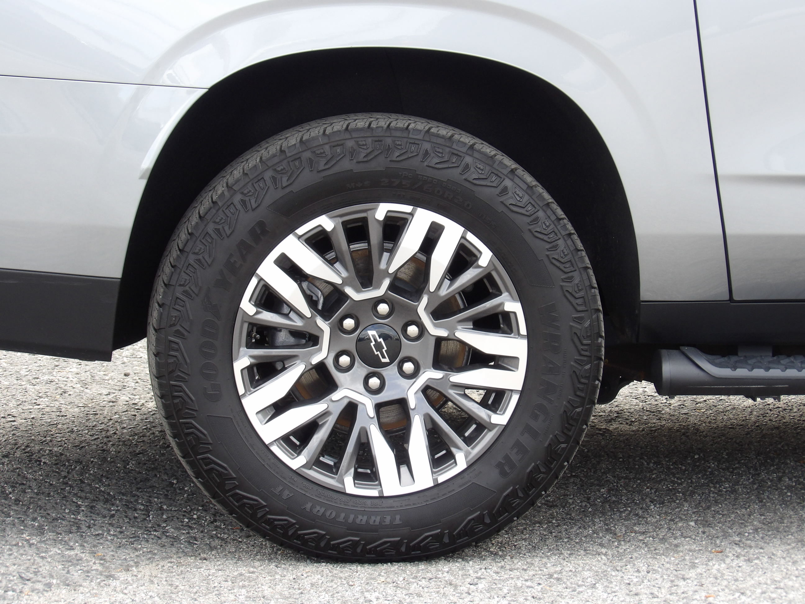 2025 Chevrolet Suburban Z71 - Photo 9