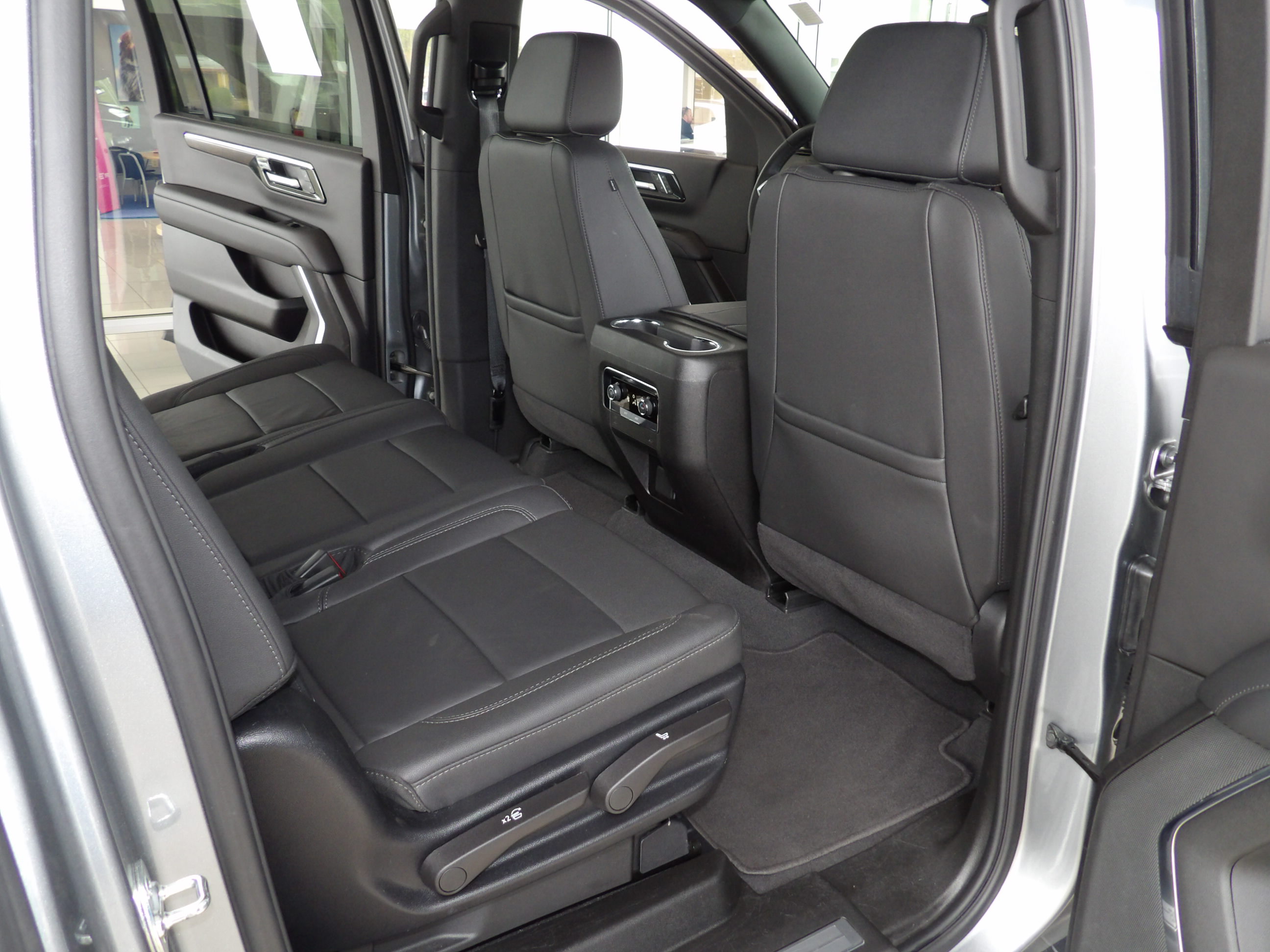 2025 Chevrolet Suburban Z71 - Photo 54