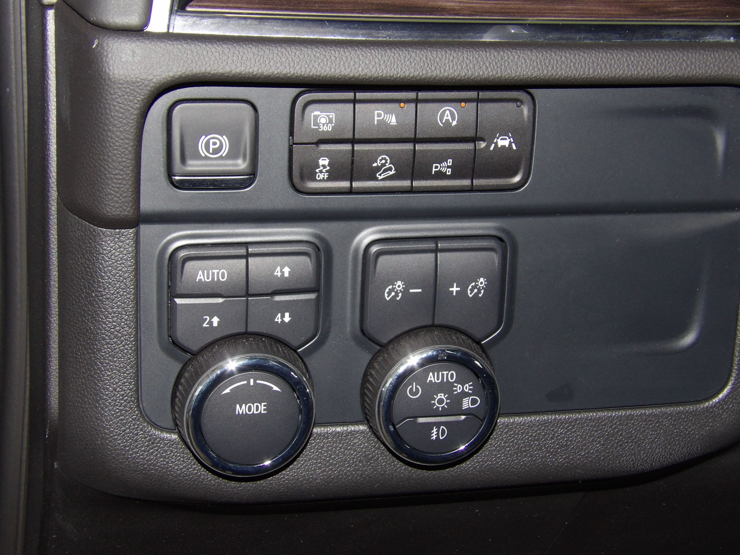 2025 Chevrolet Suburban Z71 - Photo 37