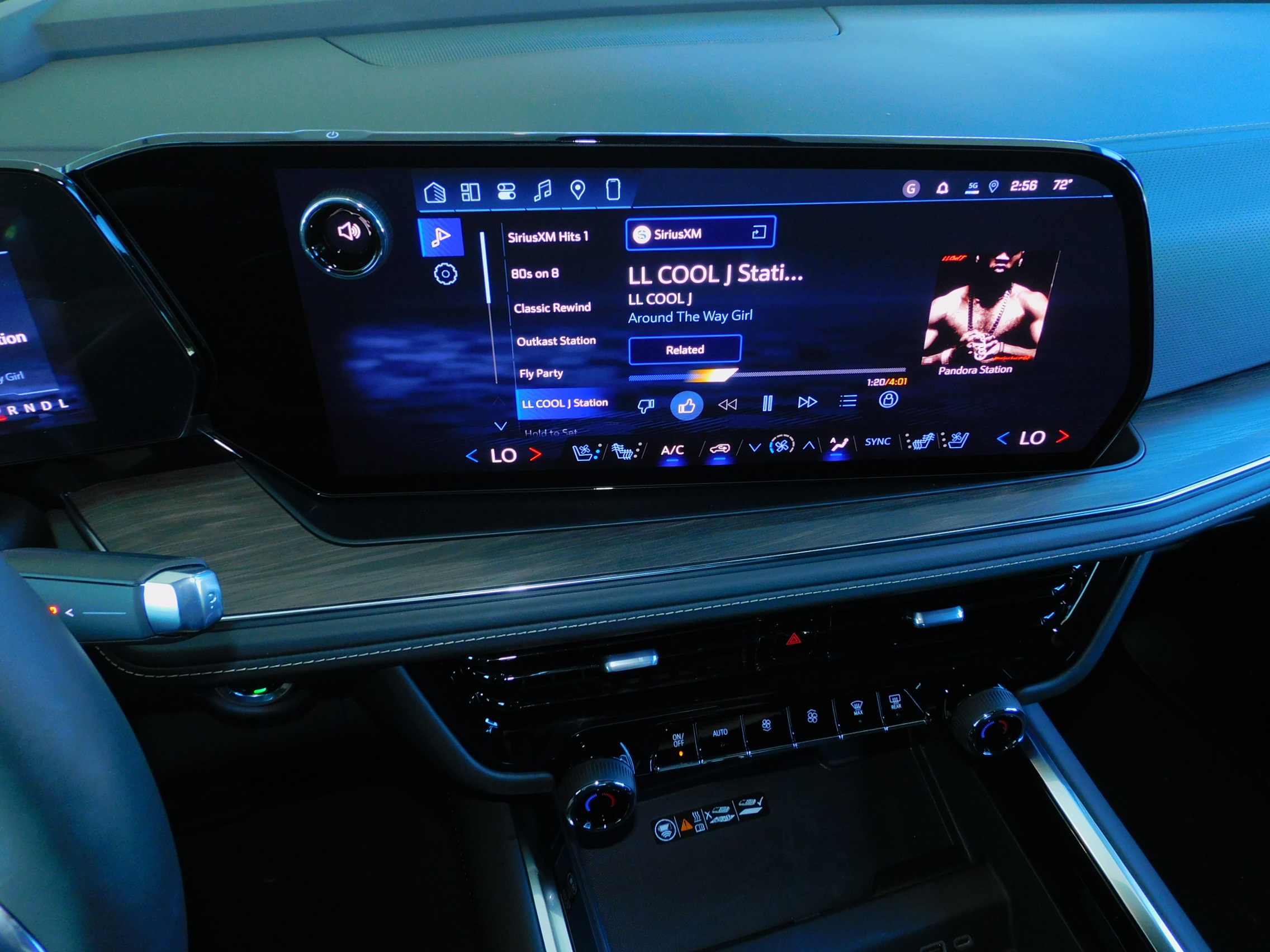 2026 Chevrolet Suburban Premier photo 4