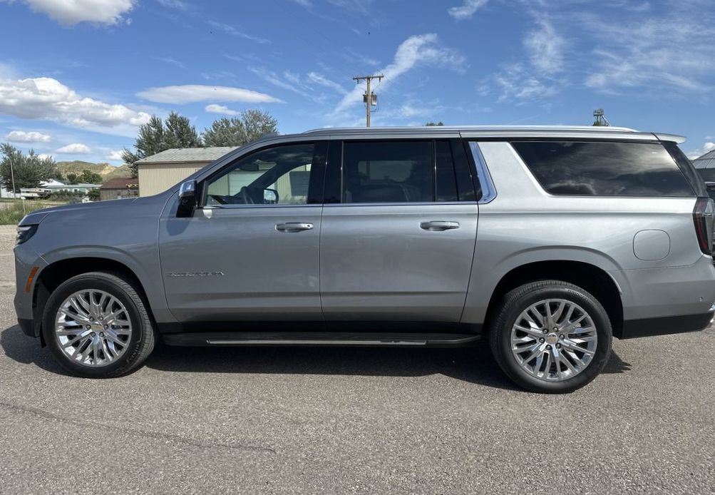 2025 Chevrolet Suburban Premier photo 4